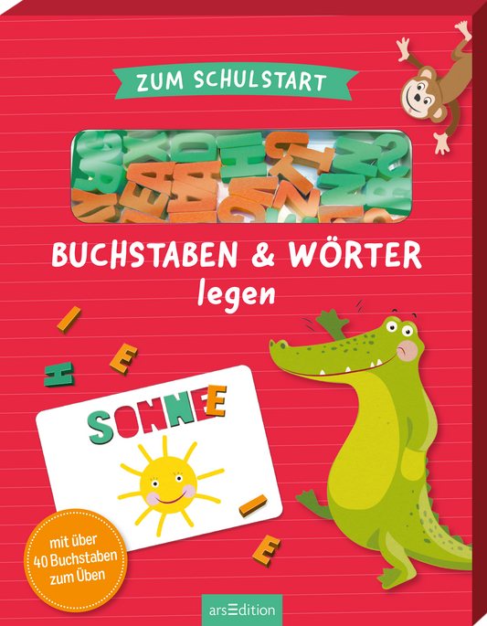 Das Buchcover zeigt einen rot gestalteten Hintergrund mit einem Fenster, das bunte Buchstaben in verschiedenen Farben zeigt. Zentral steht in großen, weißen Buchstaben der Titel „BUCHSTABEN & WÖRTER“ und darunter das Wort „legen“. Neben dem Titel ist eine fröhliche, cartoonartige Krokodilfigur abgebildet. Unten links befindet sich eine Karte mit dem aufgedruckten Wort „SONNE“ und einer lächelnden Sonne. Ganz oben erkennt man das Banner „ZUM SCHULSTART“. Ganz unten...