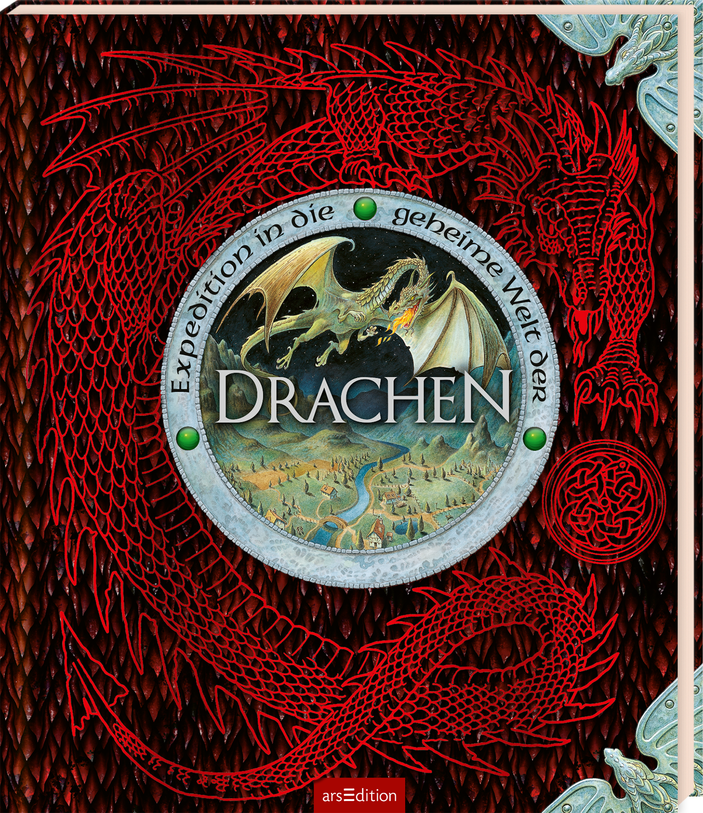 Das Buchcover zeigt einen kraftvollen roten Hintergrund, der mit Drachenmotiven verziert ist. Auf einem silbernen Wappen steht in großen, schwarzen Buchstaben „DRACHEN“. Darunter ist der Titel „Expedition in die geheime Welt der“ in geschwungener Schrift. Der zentrale Bereich zeigt einen Drachen, der majestätisch über eine malerische Landschaft fliegt. Der Coverstil vermittelt ein Gefühl von Abenteuer und Mystik. Ganz unten mittig steht der Logoschriftzug von arsEdition.