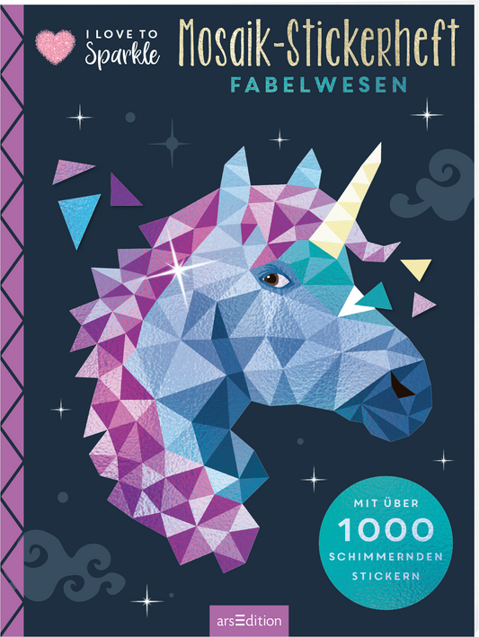 Das Buchcover zeigt das kunstvoll gestaltete, prismatische Kopfporträt eines Einhorns in leuchtenden Farben wie Blau, Lila und Rosa, umgeben von geometrischen Formen und funkelnden Sternen. Oben links befindet sich der Titel „I love to sparkle“ in verspielter Schrift, während der Haupttitel „Mosaik-Stickerheft Fabelwesen“ in geschwungener Schrift mittig platziert ist. Der Hinweis „Mit über 1000 schimmernden Stickern“ ist in einer runden, grünen Auszeichnung zu sehen. Ganz unten...
