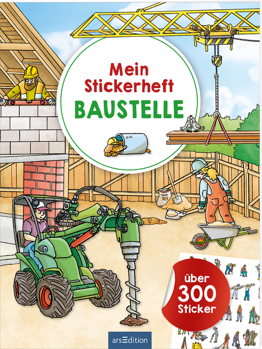 Das Buchcover zeigt eine lebendige Baustelle, auf der verschiedene handwerkliche Aktivitäten stattfinden. Im Vordergrund befindet sich ein grünes Baustellenfahrzeug. Im Hintergrund arbeiten Bauarbeiter auf einem Gerüst und beim Verlegen von Steinen. Der Titel „Mein Stickerheft BAUSTELLE“ ist in auffälligem, grünen Schriftzug innerhalb eines weißen Kreises platziert. In der oberen rechten Ecke erscheint ein roter Button mit „über 300 Sticker“. Ganz unten mittig steht der...