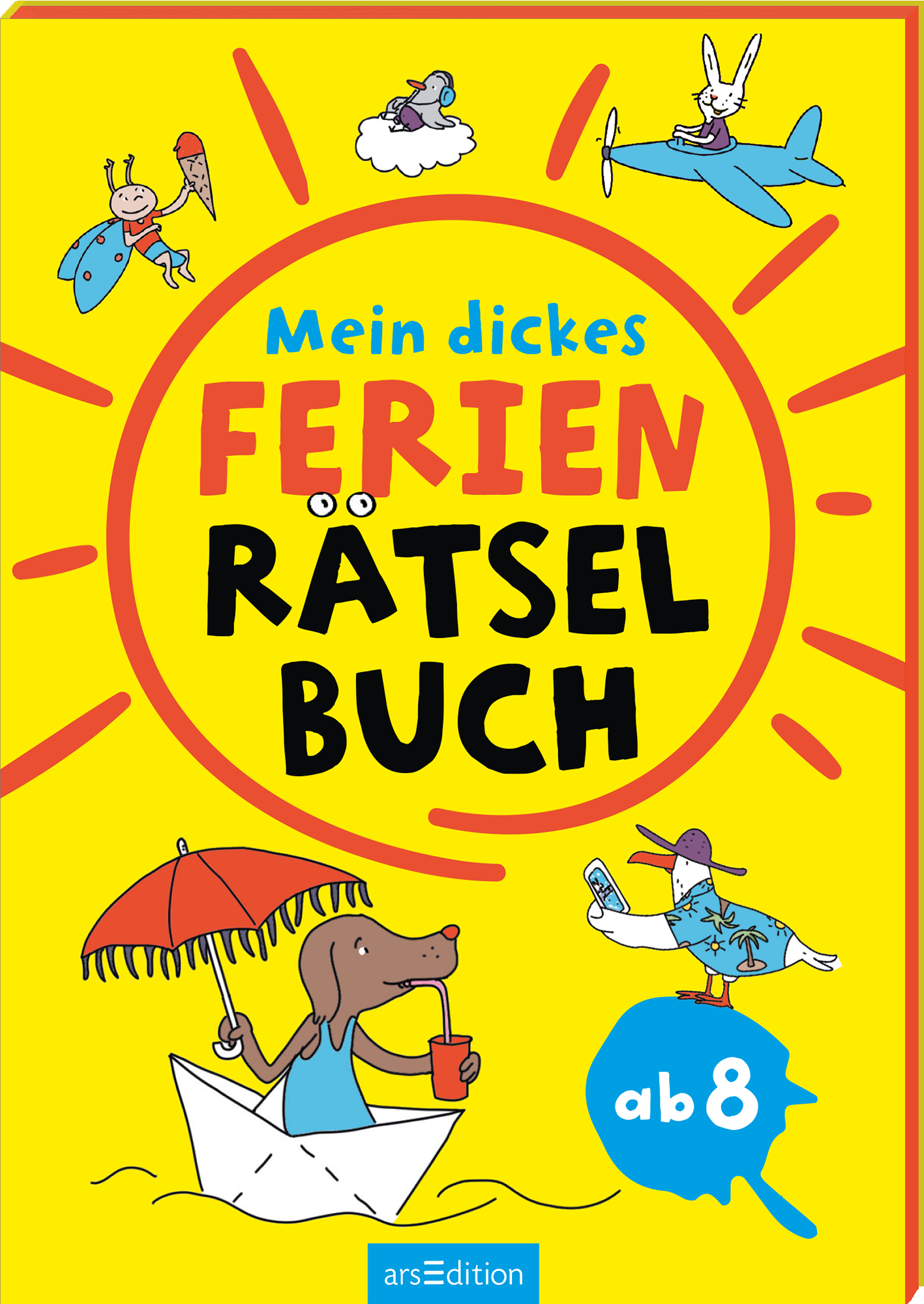 Das Buchcover zeigt einen bunten, gelb gestrichenen Hintergrund, umrahmt von strahlenden Sonnenstrahlen. In der Mitte steht in blauer Schrift „Mein dickes“ über dem großen schwarzen Titel „FERIEN RÄTSELBUCH“. Unten links ist ein fröhlicher Hund mit einem Getränk in der Hand zu sehen, während eine geschmückte Ente und ein fliegendes Flugzeug das Bild beleben. Am unteren Rand ist die Altersempfehlung „ab 8“ platziert. Ganz unten mittig steht der Logoschriftzug von arsEdition.