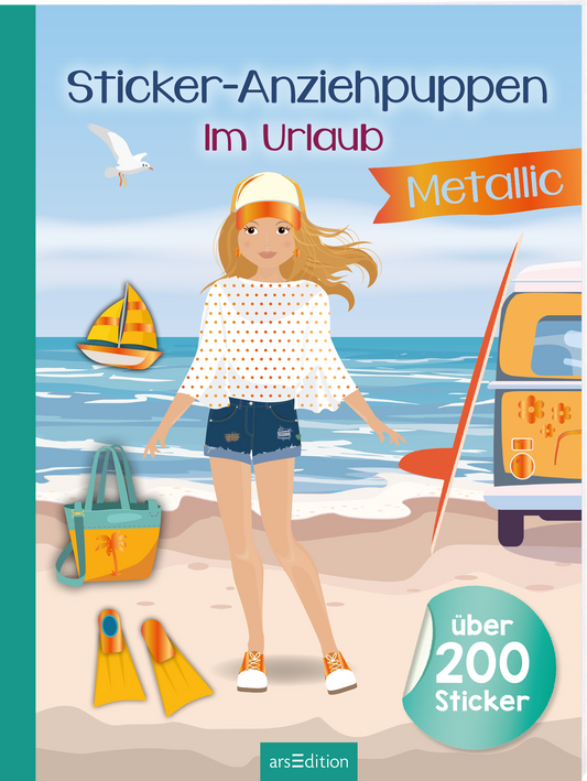 zu sehen ist die 3D-Ansicht des Titels. Das Buchcover zeigt ein sommerliches Strandmotiv mit einer fröhlichen Anziehpuppe, die blonde Haare hat und ein weißes, gepunktetes Oberteil sowie kurze Hosen trägt. Im Hintergrund befinden sich Sand, Meer und ein Strandwagen. Ein kleines Schiff und eine Strandtasche sind ebenfalls abgebildet. Der Titel „Sticker-Anziehpuppen Im Urlaub“ ist in verspielter Schriftart oben platziert, während das Wort „Metallic“ in einem orangefarbenen Banner...