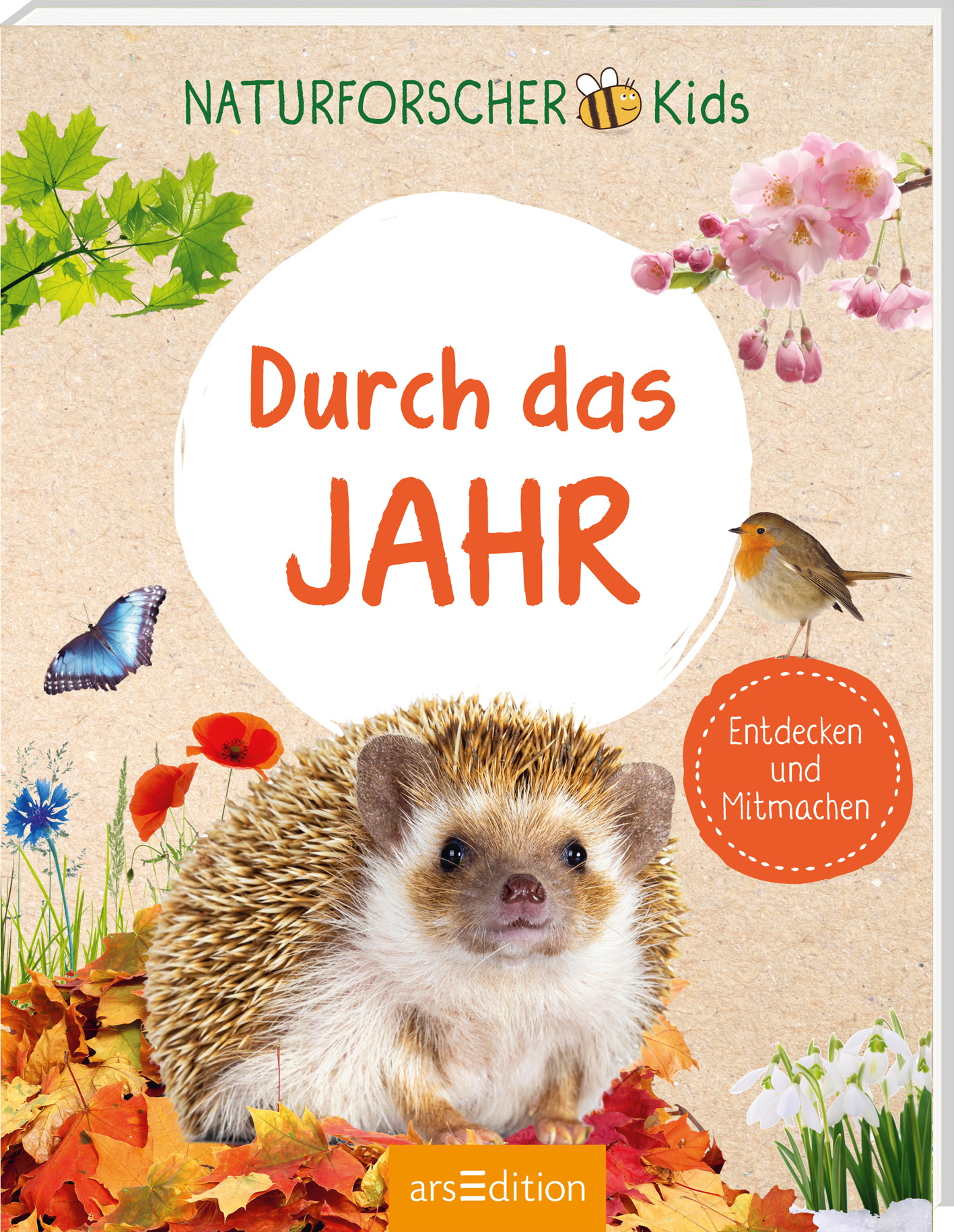 Das Buchcover zeigt einen stacheligen Igel im Vordergrund, eingebettet in ein farbenfrohes Laubwerk. Darüber prangt der Titel „Durch das JAHR“ in großen, orangefarbenen Buchstaben auf hellem Hintergrund. Umrahmt wird der Titel von frühlingshaften Elementen wie Blüten und einem kleinen Vogel. In der unteren rechten Ecke befindet sich ein rundes Element mit dem Text „Entdecken und Mitmachen“. Ganz unten mittig steht der Logoschriftzug von arsEdition.