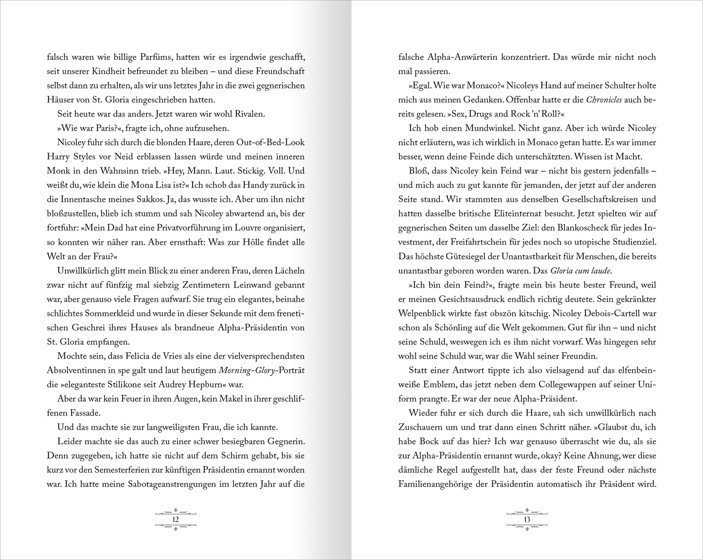 Gezeigt wird eine Innen- oder Zusatzansicht von „Game of Hearts – No Rules“. Die Doppelseite präsentiert einen fortlaufenden Text auf weißem Hintergrund, der in einer gut lesbaren serifenlosen Schrift gesetzt ist. Die Schriftfarbe ist schwarz, wodurch ein hoher Kontrast zur Seite entsteht. Zusätzlich werden Absätze klar voneinander getrennt, was die Lesbarkeit verbessert. Es sind keine Illustrationen oder grafischen Elemente sichtbar, sodass der Fokus auf dem gedruckten Inhalt liegt.