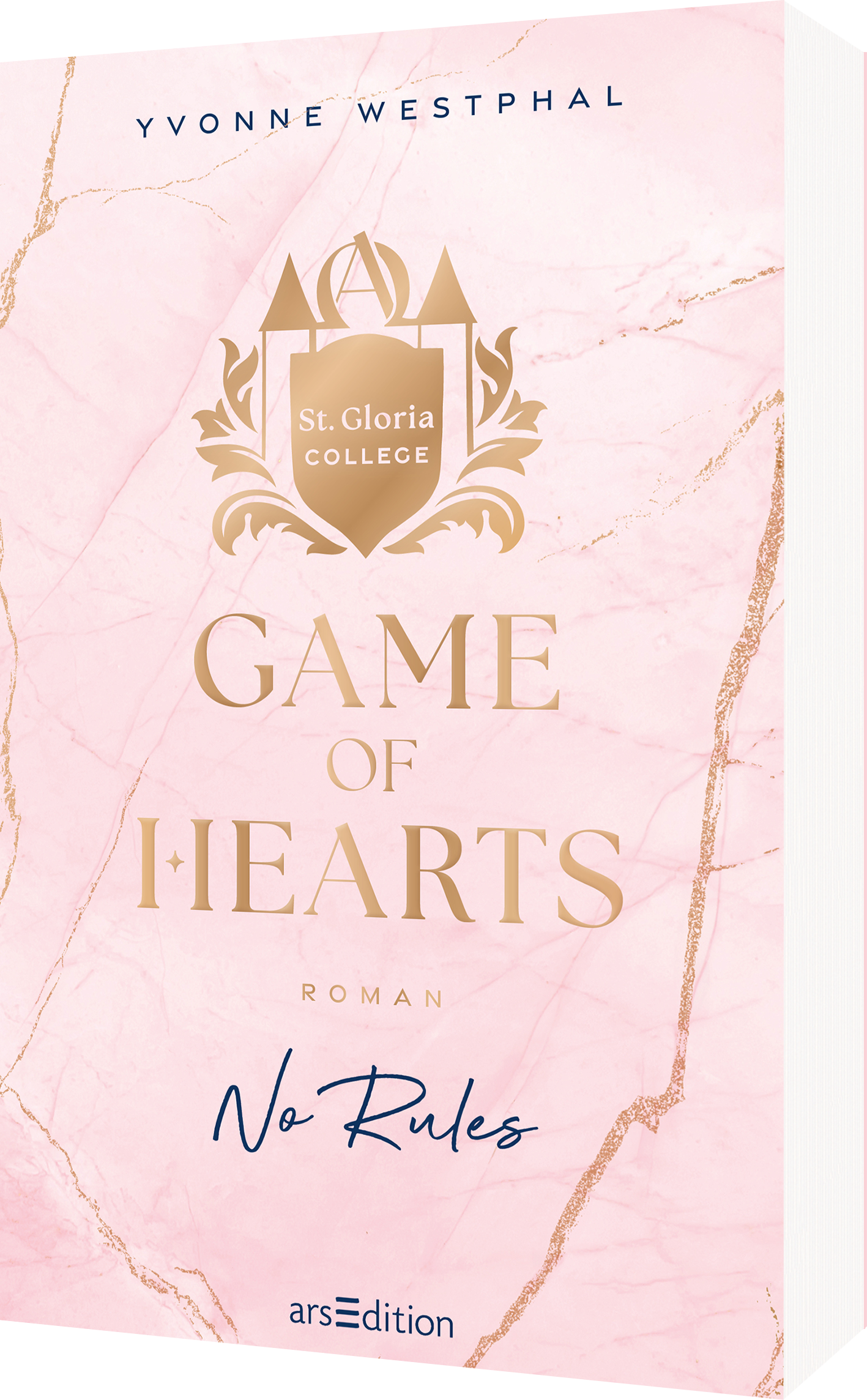 Das Buchcover zeigt einen sanften, rosa Marmorkreis-Hintergrund. Im Zentrum steht der Titel „GAME OF HEARTS“ in großen, goldenen Buchstaben, die Eleganz ausstrahlen. Darunter befindet sich der Zusatz „ROMAN“ in einer schlichteren Schrift. Oberhalb des Titels prangt das Wappen des „St. Gloria College“. Der Text „No Rules“ ist in geschwungener, blauer Schrift gestaltet. Ein SPIEGEL-Bestseller-Button ist ebenfalls vorhanden. Ganz unten mittig steht der Logoschriftzug von...