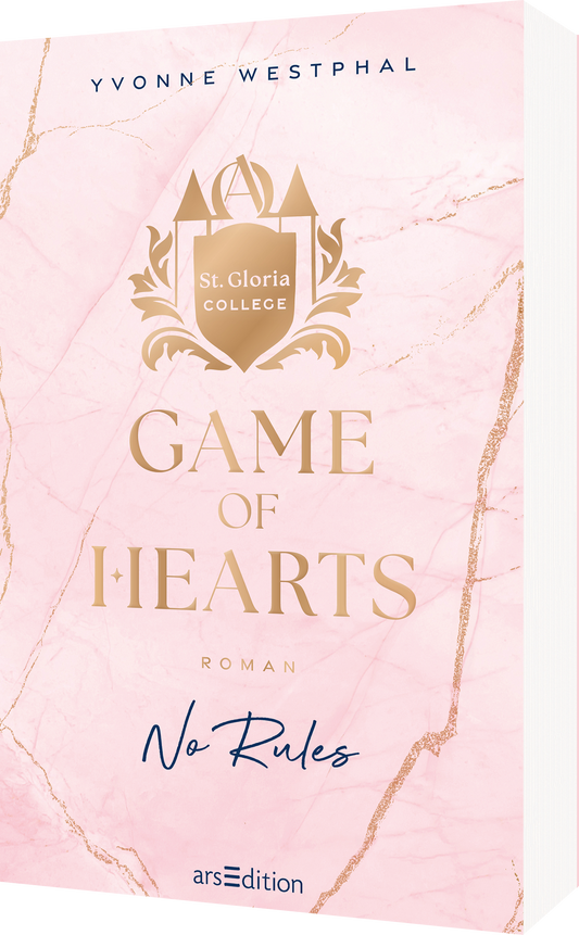 Das Buchcover zeigt einen sanften, rosa Marmorkreis-Hintergrund. Im Zentrum steht der Titel „GAME OF HEARTS“ in großen, goldenen Buchstaben, die Eleganz ausstrahlen. Darunter befindet sich der Zusatz „ROMAN“ in einer schlichteren Schrift. Oberhalb des Titels prangt das Wappen des „St. Gloria College“. Der Text „No Rules“ ist in geschwungener, blauer Schrift gestaltet. Ein SPIEGEL-Bestseller-Button ist ebenfalls vorhanden. Ganz unten mittig steht der Logoschriftzug von...