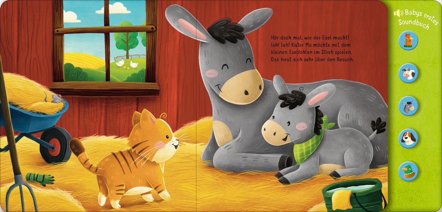 Gezeigt wird eine Innen- oder Zusatzansicht von „Hör mal, so klingt der Bauernhof!“. Das Bild zeigt ein liebevolles Bauernhof-Innenleben mit einem braunen Esel und einem grauen Pony, die auf hellem Stroh sitzen. Ein orangefarbener Kater beobachtet sie neugierig. Die Farben sind warm und einladend, mit kräftigen Tönen von Gelb und Braun. Die Typografie ist verspielt und einladend, um die kindliche Zielgruppe anzusprechen. Ein Fenster im Hintergrund lässt Sonnenlicht herein, was eine...