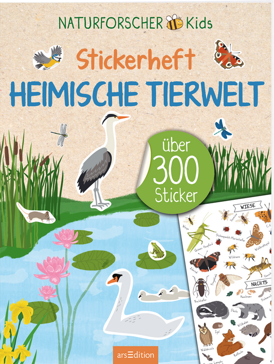 Auf dem Cover des „Stickerhefts Heimische Tierwelt“ sind farbenfrohe Illustrationen von heimischen Tieren und Pflanzen abgebildet. In der oberen Hälfte erscheinen diverse Vögel und Schmetterlinge vor einem ruhigen Teich mit Seerosen. Die Schrift „Stickerheft“ ist in einem fröhlichen Blau gehalten, während „Heimische Tierwelt“ in einem lebhaften Orange leuchtet. Ein runder grüner Button mit dem Text „über 300 Sticker“ zieht Aufmerksamkeit auf sich. Ganz unten mittig steht...
