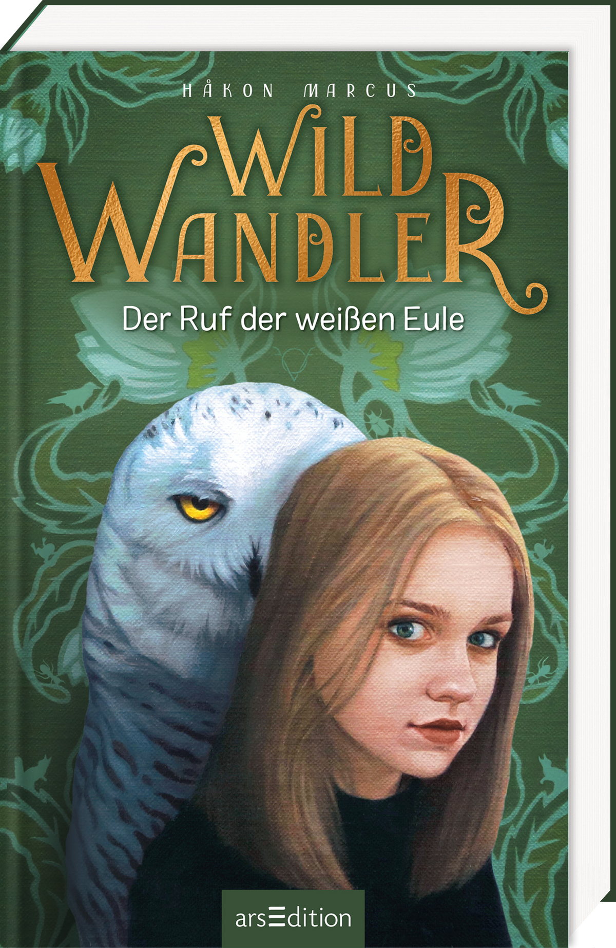 Das Buchcover zeigt eine junge Frau mit langen, blonde Haare und einem nachdenklichen Blick, die vor einem großen weißen Uhu steht. Der Hintergrund in sanften Grüntönen schafft eine mystische Atmosphäre. Der Titel „WILD WANDLER“ ist in goldener, geschwungener Schrift oben platziert, gefolgt von dem Untertitel „Der Ruf der weißen Eule“ in einer schlichteren typografischen Gestaltung. Ganz unten mittig steht der Logoschriftzug von arsEdition.