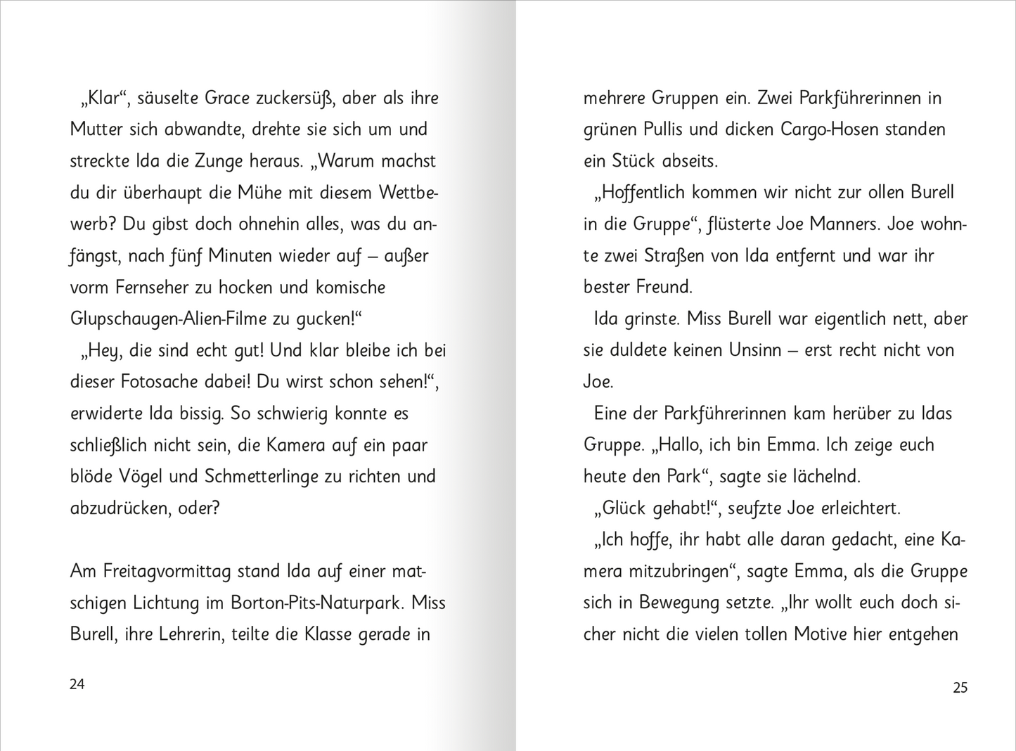 Gezeigt wird eine Innen- oder Zusatzansicht von „Zauberkätzchen – Magische Schulabenteuer“. Die Seiten sind hell und freundlich gestaltet, mit einer klaren, gut lesbaren Typografie in Schwarz auf weißem Hintergrund. Öfters finden sich farbenfrohe Illustrationen, die die lebhaften Abenteuer der Charaktere darstellen. Die Absätze sind übersichtlich gegliedert, und es gibt genügend Platz zwischen den Zeilen, um die Lesbarkeit zu fördern. Die Illustrationen und der Text harmonieren,...