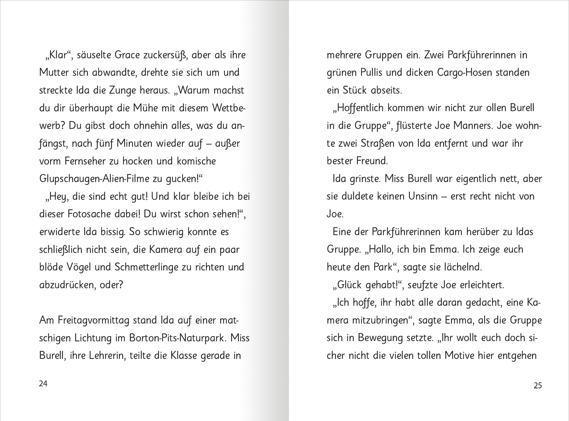 Gezeigt wird eine Innen- oder Zusatzansicht von „Zauberkätzchen – Magische Schulabenteuer“. Die Seiten sind hell und freundlich gestaltet, mit einer klaren, gut lesbaren Typografie in Schwarz auf weißem Hintergrund. Öfters finden sich farbenfrohe Illustrationen, die die lebhaften Abenteuer der Charaktere darstellen. Die Absätze sind übersichtlich gegliedert, und es gibt genügend Platz zwischen den Zeilen, um die Lesbarkeit zu fördern. Die Illustrationen und der Text harmonieren,...