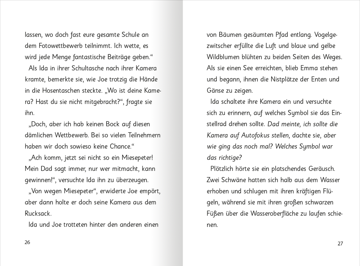 Gezeigt wird eine Innen- oder Zusatzansicht von „Zauberkätzchen – Magische Schulabenteuer“. Auf der linken Seite befindet sich ein Textblock in klarer, gut lesbarer Schrift, der in schwarz auf hellem Hintergrund gestaltet ist. Einige Absätze sind durch größere Abstände voneinander getrennt. Die rechte Seite zeigt eine ähnliche Anordnung. Die Schriftart ist freundlich und einladend, was die kindliche Zielgruppe anspricht. Layout und Farben fördern die Lesbarkeit und ansprechende...