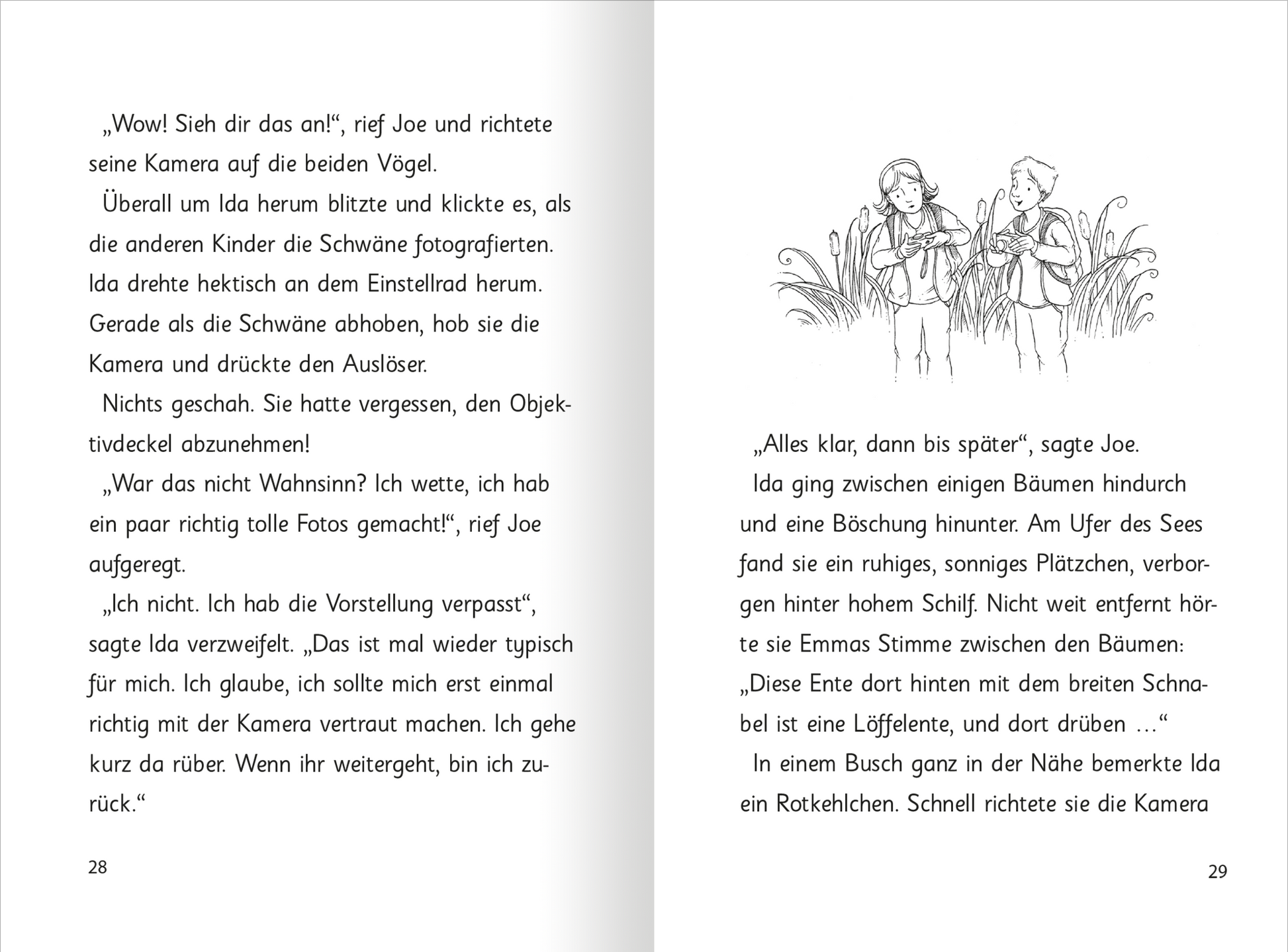 Gezeigt wird eine Innen- oder Zusatzansicht von „Zauberkätzchen – Magische Schulabenteuer“. Die Doppelseite zeigt zwei Textspalten, in denen ein erzählender Dialog zwischen den Charakteren Joe und Ida stattfindet. Der Text ist in einer klaren, gut lesbaren Schriftart gehalten. Links sind Kinder abgebildet, die Vögel beobachten, rechts sind Joe und Ida, umgeben von Bäumen und Pflanzen. Die Illustrationen sind handgezeichnet und in sanften, natürlichen Farben gehalten, die eine...