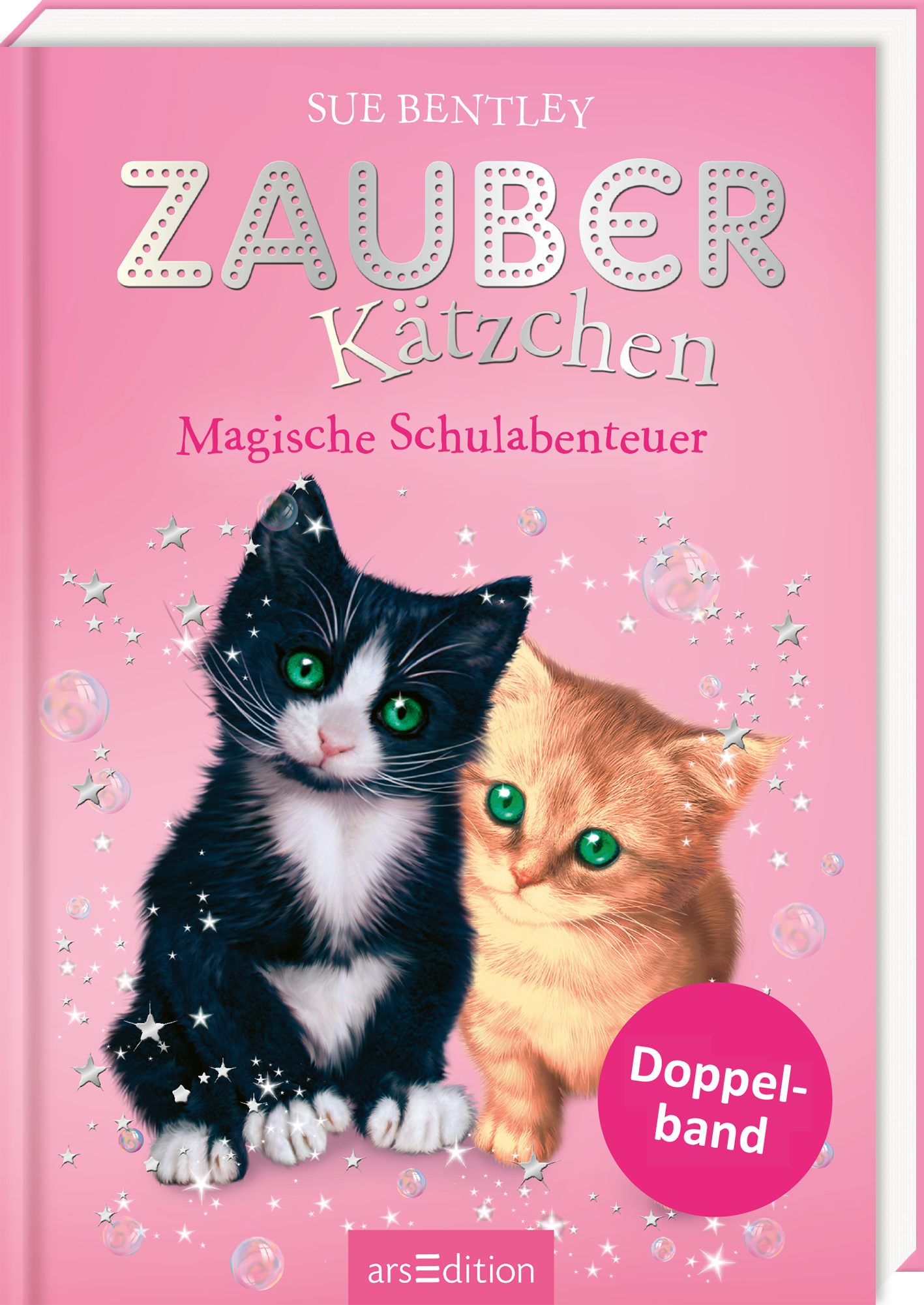 Das Buchcover zeigt zwei niedliche Kätzchen, eines schwarz mit weißen Flecken und leuchtend grünen Augen, das andere orange mit ebenfalls grünen Augen. Der Hintergrund ist in sanftem Pink gehalten, mit glitzernden Sternen und Blasen, die eine magische Atmosphäre erzeugen. Der Titel „ZAUBERKätzchen“ ist in großen, hellen Buchstaben mit funkelnden Akzenten geschrieben, darunter steht „Magische Schulabenteuer“. Ein blauer „Doppelband“-Hinweis ist ebenfalls sichtbar. Ganz unten...