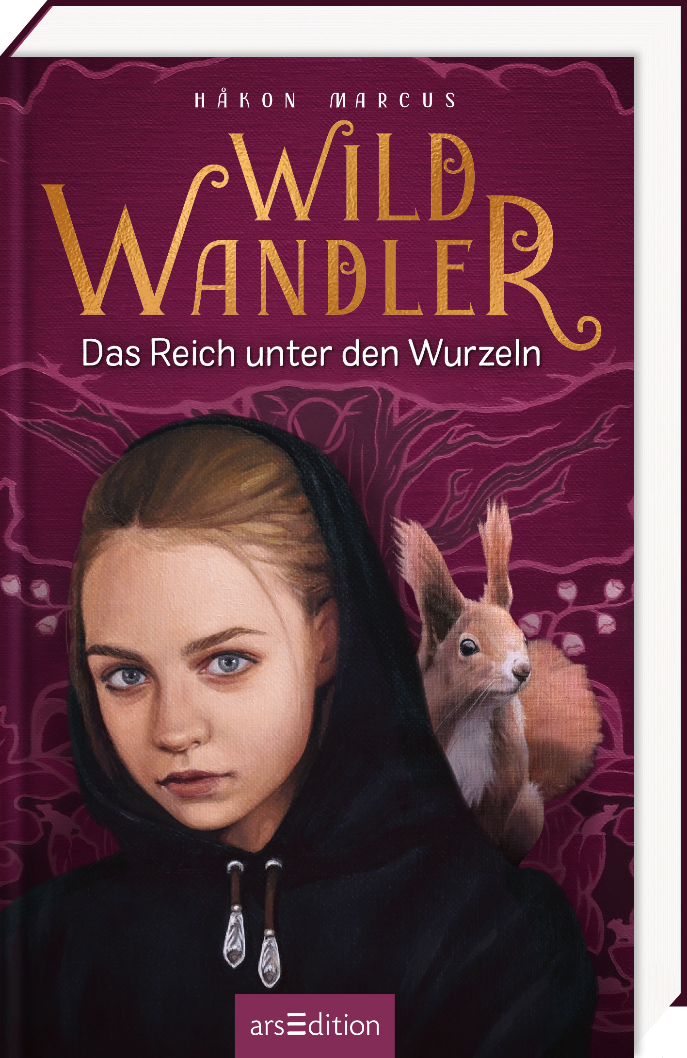 Das Cover von „Wildwandler“ von Håkon Marcus ist dunkelrot. Der Titel ist oben in goldener, verschnörkelter Schrift gesetzt, darunter in weißer Schrift der Untertitel „Das Reich unter den Wurzeln“. Zentral abgebildet ist ein Mädchen mit schwarzem Kapuzenpullover und ernstem Blick. Rechts neben ihr sitzt ein neugieriges Eichhörnchen. Ganz unten mittig steht der Logoschriftzug von arsEdition.