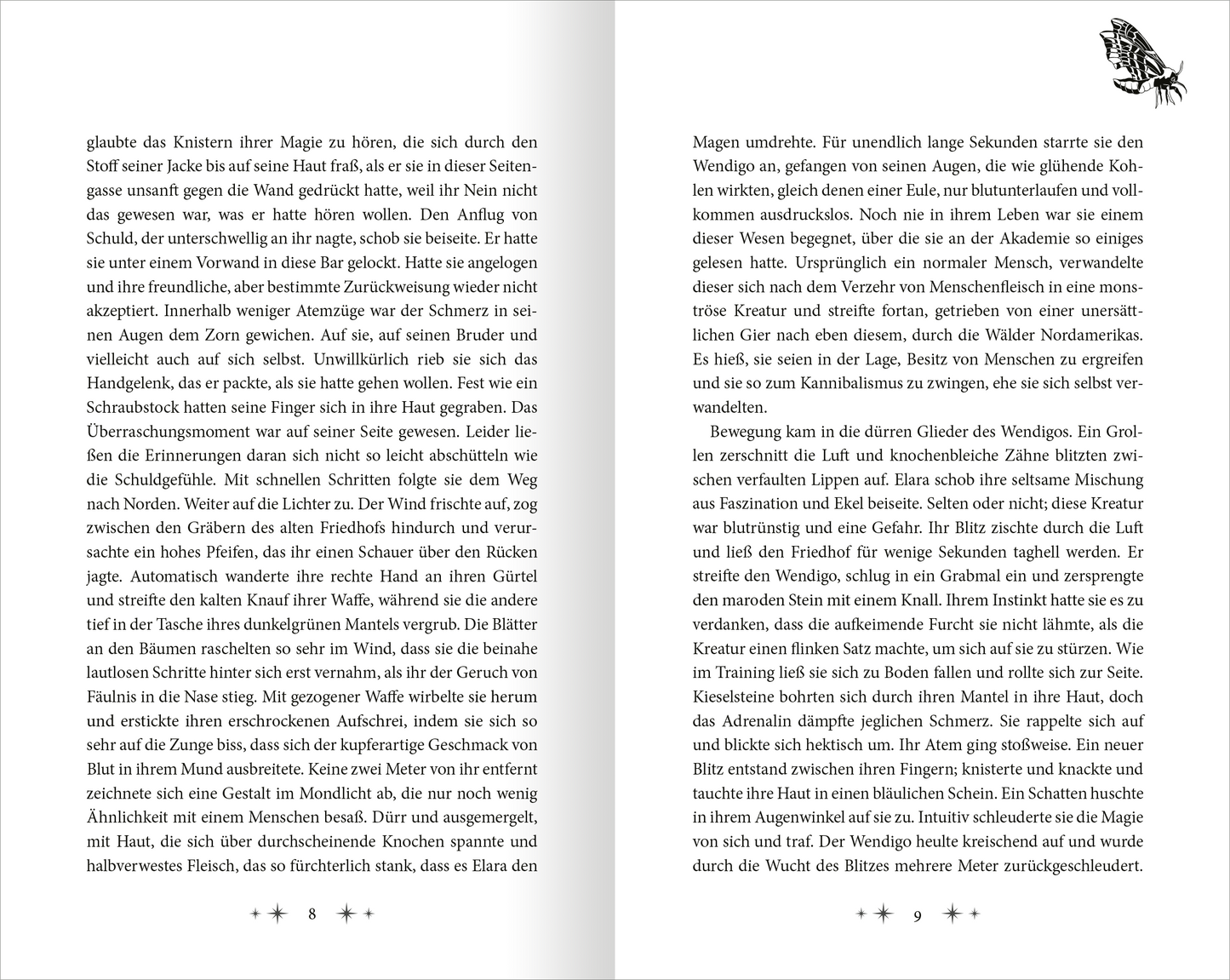 Gezeigt wird eine Innen- oder Zusatzansicht von „Night Lake Academy – Die Magie der Nachtfalter“. Die Doppelseite präsentiert einen klaren, gut lesbaren Layoutstil mit einer Kombination aus schwarzem Text auf weißem Hintergrund. In der oberen Ecke befindet sich ein stilisierter Nachtfalter in Schwarz, der dem Design einen mystischen Charakter verleiht.