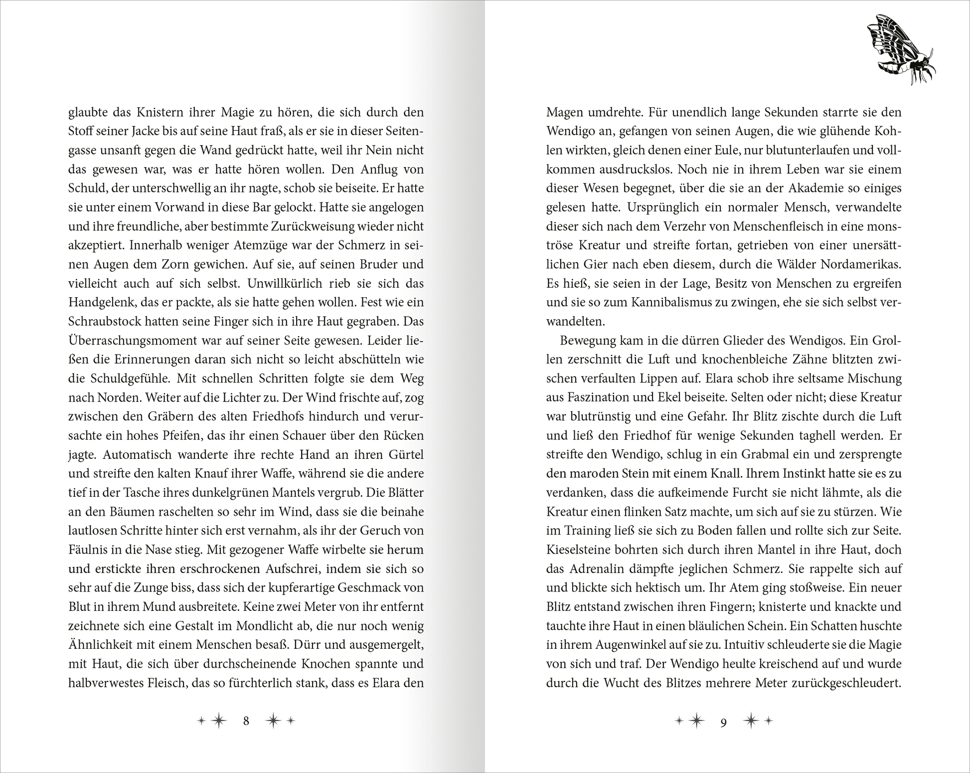 Gezeigt wird eine Innen- oder Zusatzansicht von „Night Lake Academy – Die Magie der Nachtfalter“. Die Doppelseite präsentiert einen klaren, gut lesbaren Layoutstil mit einer Kombination aus schwarzem Text auf weißem Hintergrund. In der oberen Ecke befindet sich ein stilisierter Nachtfalter in Schwarz, der dem Design einen mystischen Charakter verleiht.