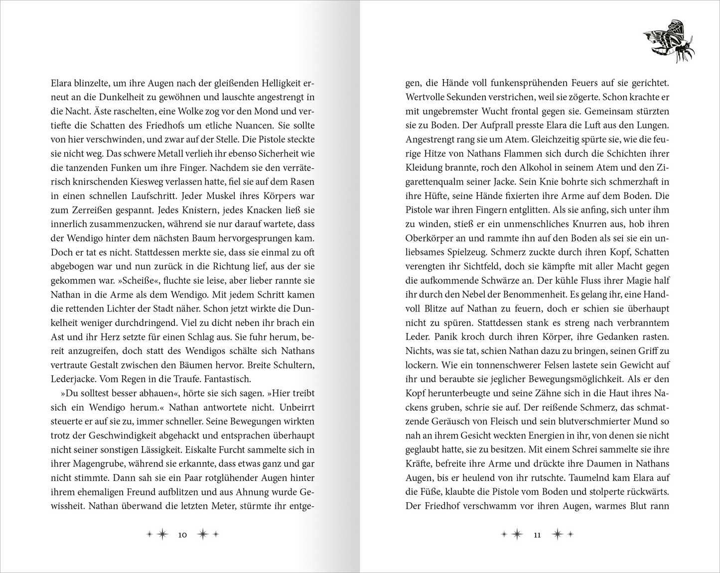 Gezeigt wird eine Innen- oder Zusatzansicht von „Night Lake Academy – Die Magie der Nachtfalter“. Die Doppelseite präsentiert einen klaren, gut lesbaren Layoutstil mit einer Kombination aus schwarzem Text auf weißem Hintergrund. In der oberen Ecke befindet sich ein stilisierter Nachtfalter in Schwarz, der dem Design einen mystischen Charakter verleiht.