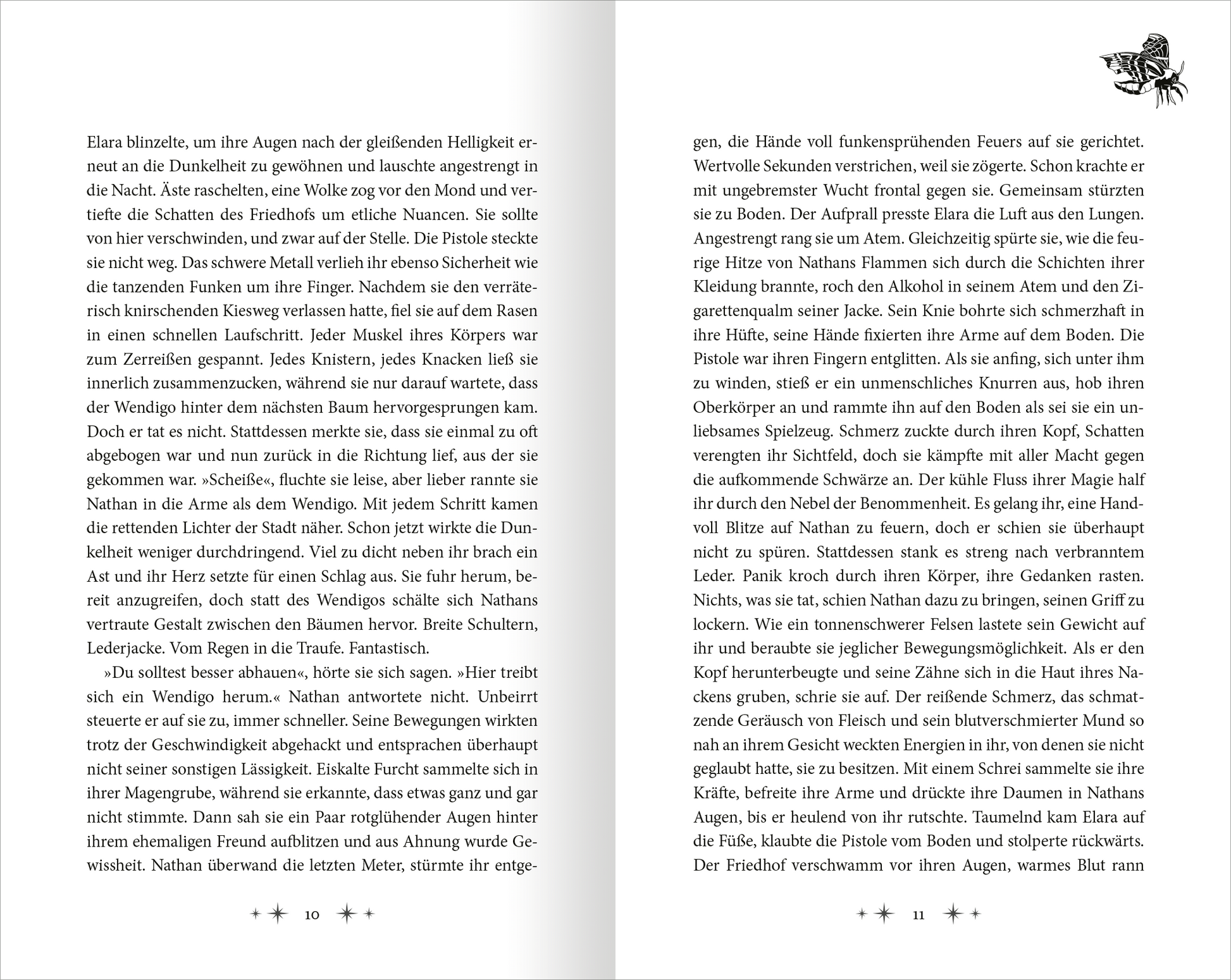 Gezeigt wird eine Innen- oder Zusatzansicht von „Night Lake Academy – Die Magie der Nachtfalter“. Die Doppelseite präsentiert einen klaren, gut lesbaren Layoutstil mit einer Kombination aus schwarzem Text auf weißem Hintergrund. In der oberen Ecke befindet sich ein stilisierter Nachtfalter in Schwarz, der dem Design einen mystischen Charakter verleiht.