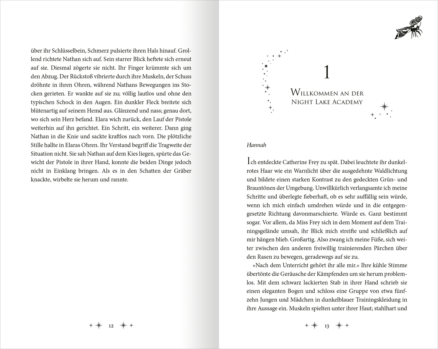 Gezeigt wird eine Innen- oder Zusatzansicht von „Night Lake Academy – Die Magie der Nachtfalter“. Die Doppelseite präsentiert einen klaren, gut lesbaren Layoutstil mit einer Kombination aus schwarzem Text auf weißem Hintergrund. In der oberen Ecke befindet sich ein stilisierter Nachtfalter in Schwarz, der dem Design einen mystischen Charakter verleiht.