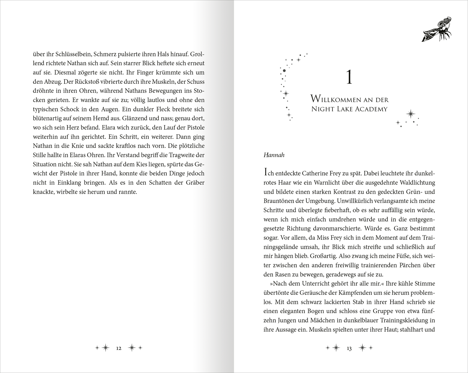 Gezeigt wird eine Innen- oder Zusatzansicht von „Night Lake Academy – Die Magie der Nachtfalter“. Die Doppelseite präsentiert einen klaren, gut lesbaren Layoutstil mit einer Kombination aus schwarzem Text auf weißem Hintergrund. In der oberen Ecke befindet sich ein stilisierter Nachtfalter in Schwarz, der dem Design einen mystischen Charakter verleiht.