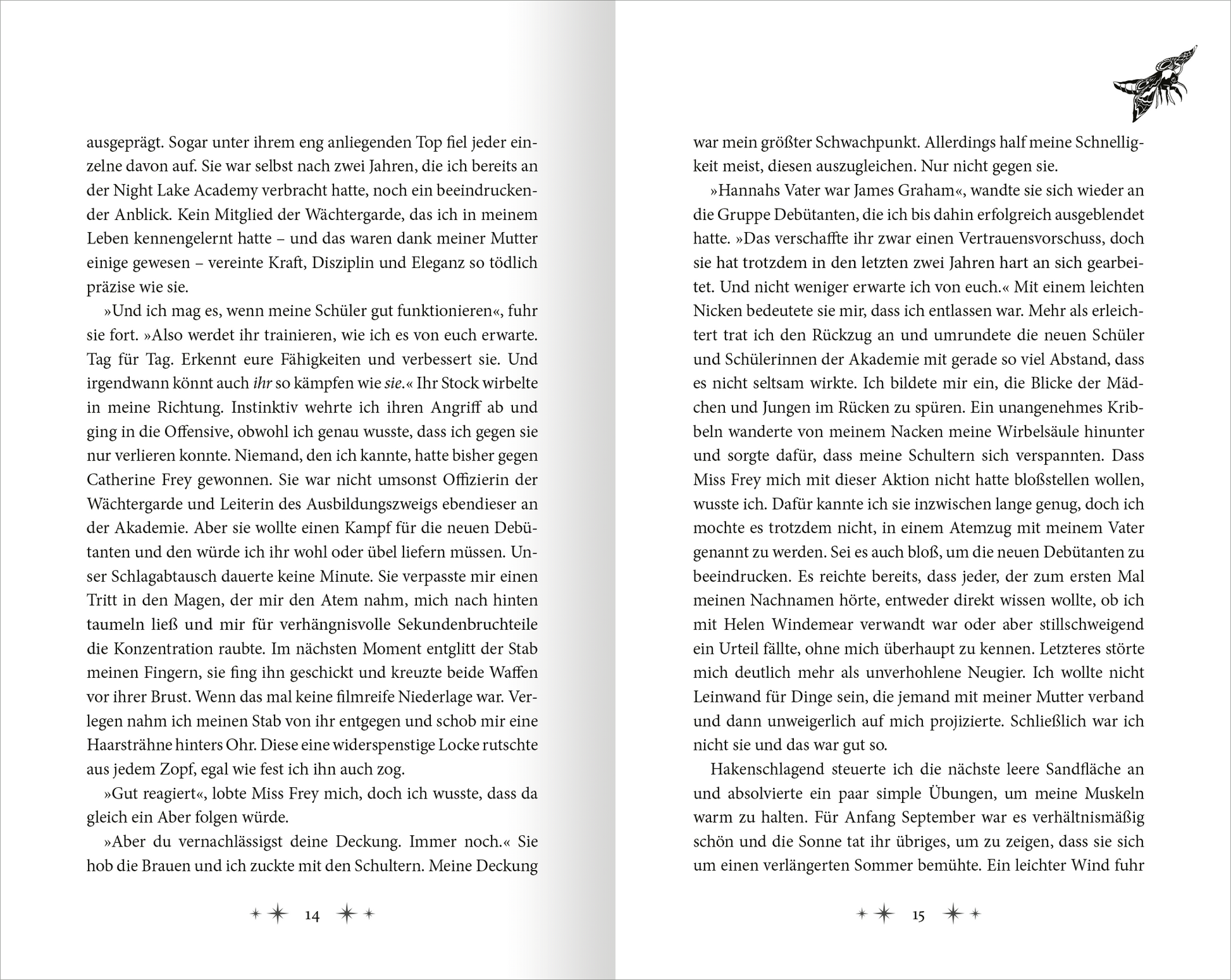 Gezeigt wird eine Innen- oder Zusatzansicht von „Night Lake Academy – Die Magie der Nachtfalter“. Die Doppelseite präsentiert einen klaren, gut lesbaren Layoutstil mit einer Kombination aus schwarzem Text auf weißem Hintergrund. In der oberen Ecke befindet sich ein stilisierter Nachtfalter in Schwarz, der dem Design einen mystischen Charakter verleiht.