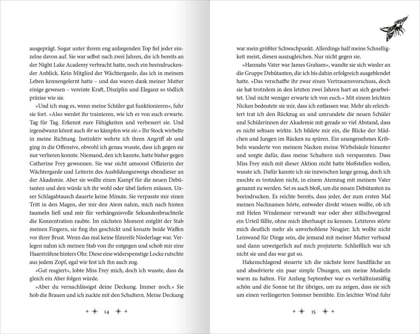 Gezeigt wird eine Innen- oder Zusatzansicht von „Night Lake Academy – Die Magie der Nachtfalter“. Die Doppelseite präsentiert einen klaren, gut lesbaren Layoutstil mit einer Kombination aus schwarzem Text auf weißem Hintergrund. In der oberen Ecke befindet sich ein stilisierter Nachtfalter in Schwarz, der dem Design einen mystischen Charakter verleiht.