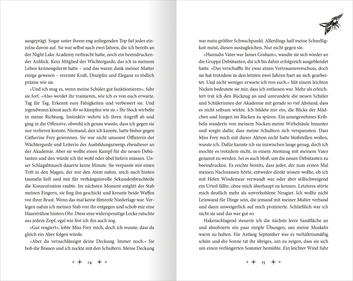 Gezeigt wird eine Innen- oder Zusatzansicht von „Night Lake Academy – Die Magie der Nachtfalter“. Die Doppelseite präsentiert einen klaren, gut lesbaren Layoutstil mit einer Kombination aus schwarzem Text auf weißem Hintergrund. In der oberen Ecke befindet sich ein stilisierter Nachtfalter in Schwarz, der dem Design einen mystischen Charakter verleiht.