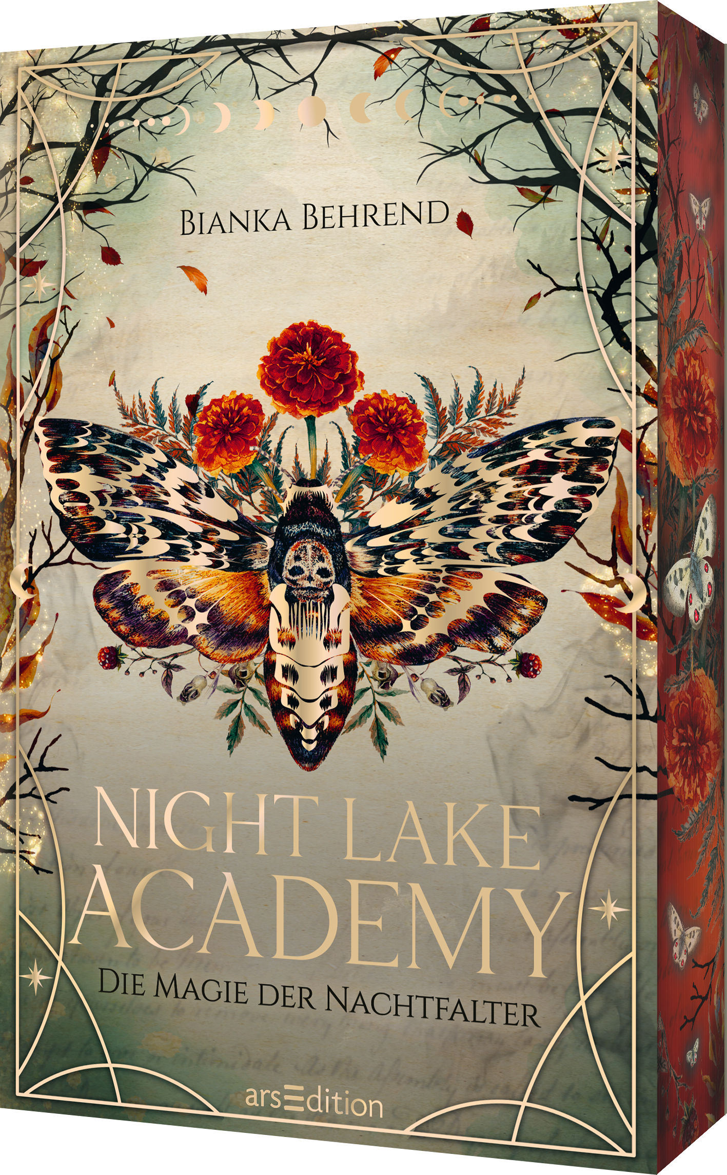 Auf dem Buchcover von „Night Lake Academy – Die Magie der Nachtfalter“ von Bianka Behrend ist eine detaillierte Illustration eines großen Nachtfalters, dessen Flügel kunstvoll mit goldenen und braunen Mustern verziert sind. Umrahmt von zarten Zweigen und leuchtend roten Blumen vermittelt das Cover eine mystische Atmosphäre. Der Titel ist in eleganter, geschwungener Schrift in goldener Farbe gehalten. Ganz unten mittig steht der Logoschriftzug von arsEdition.