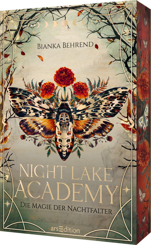 Auf dem Buchcover von „Night Lake Academy – Die Magie der Nachtfalter“ von Bianka Behrend ist eine detaillierte Illustration eines großen Nachtfalters, dessen Flügel kunstvoll mit goldenen und braunen Mustern verziert sind. Umrahmt von zarten Zweigen und leuchtend roten Blumen vermittelt das Cover eine mystische Atmosphäre. Der Titel ist in eleganter, geschwungener Schrift in goldener Farbe gehalten. Ganz unten mittig steht der Logoschriftzug von arsEdition.