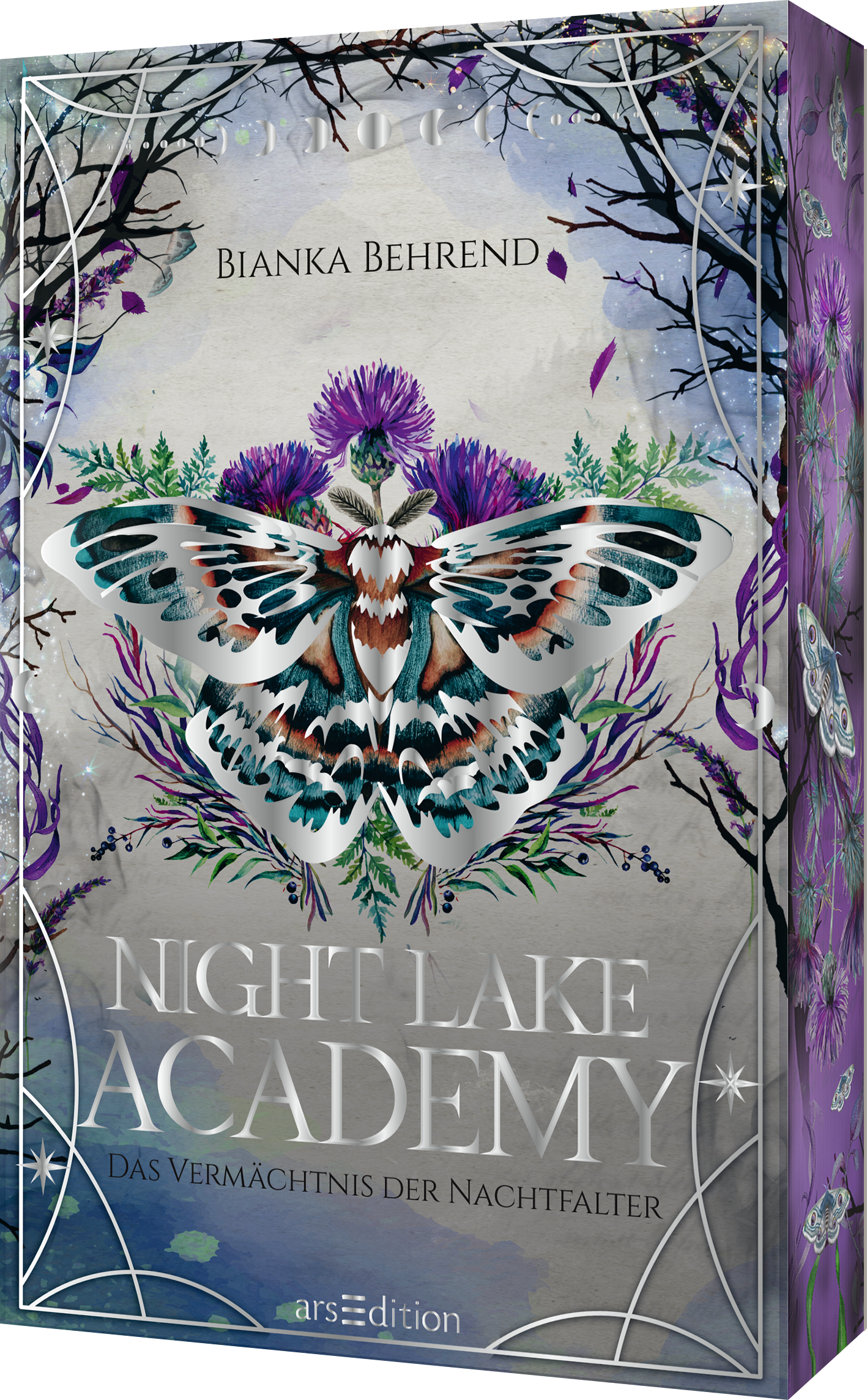 Auf dem Buchcover von „Night Lake Academy – Das Vermächtnis der Nachtfalter“ von Bianka Behrend dominiert ein schimmernder, silbriger Hintergrund. In der Mitte prangt eine silbriger Nachtfalter, umrahmt von Pflanzenmotiven in lila- und grünlichen Farbtönen. Der Titel ist in großen, eleganten Buchstabe gehalten. Der Name der Autorin steht darüber in einer dunkleren Schrift. Ganz unten mittig steht der Logoschriftzug von arsEdition.