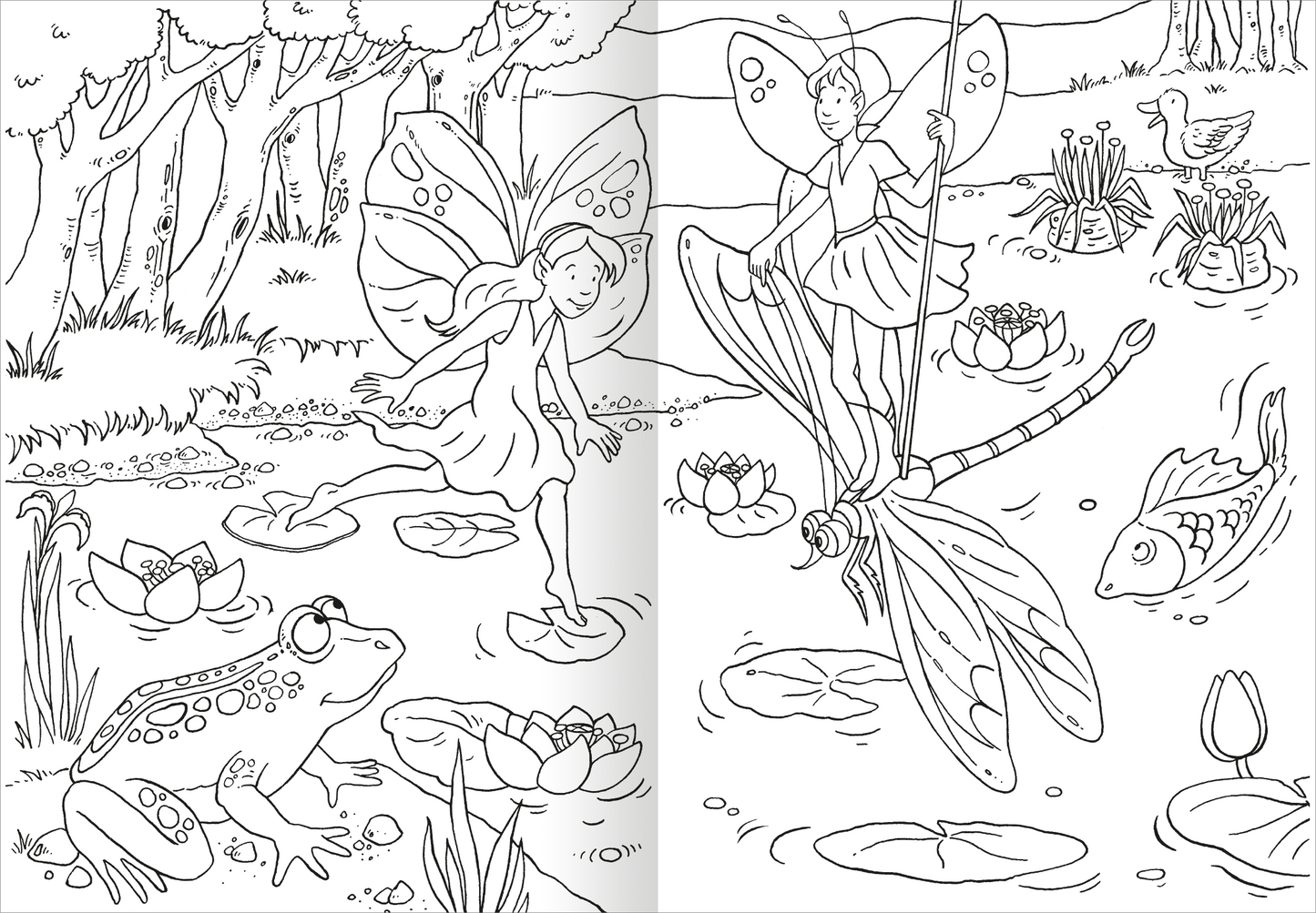 Gezeigt wird eine Innen- oder Zusatzansicht von „Das superdicke Malbuch – Feen und Einhörner“. Die Illustration zeigt eine fantasievolle Szenerie mit zwei Feen in einem naturbelassenen Gewässer. Eine Fee gleitet über Seerosenblätter, während die andere auf einem großen Libellenflügel steht. In der Umgebung sind schillernde Pflanzen und ein Teich mit Fischen sowie ein Frosch zu sehen. Die Zeichnung ist in klaren, konturierten Linien gehalten, bereit zum Ausmalen.