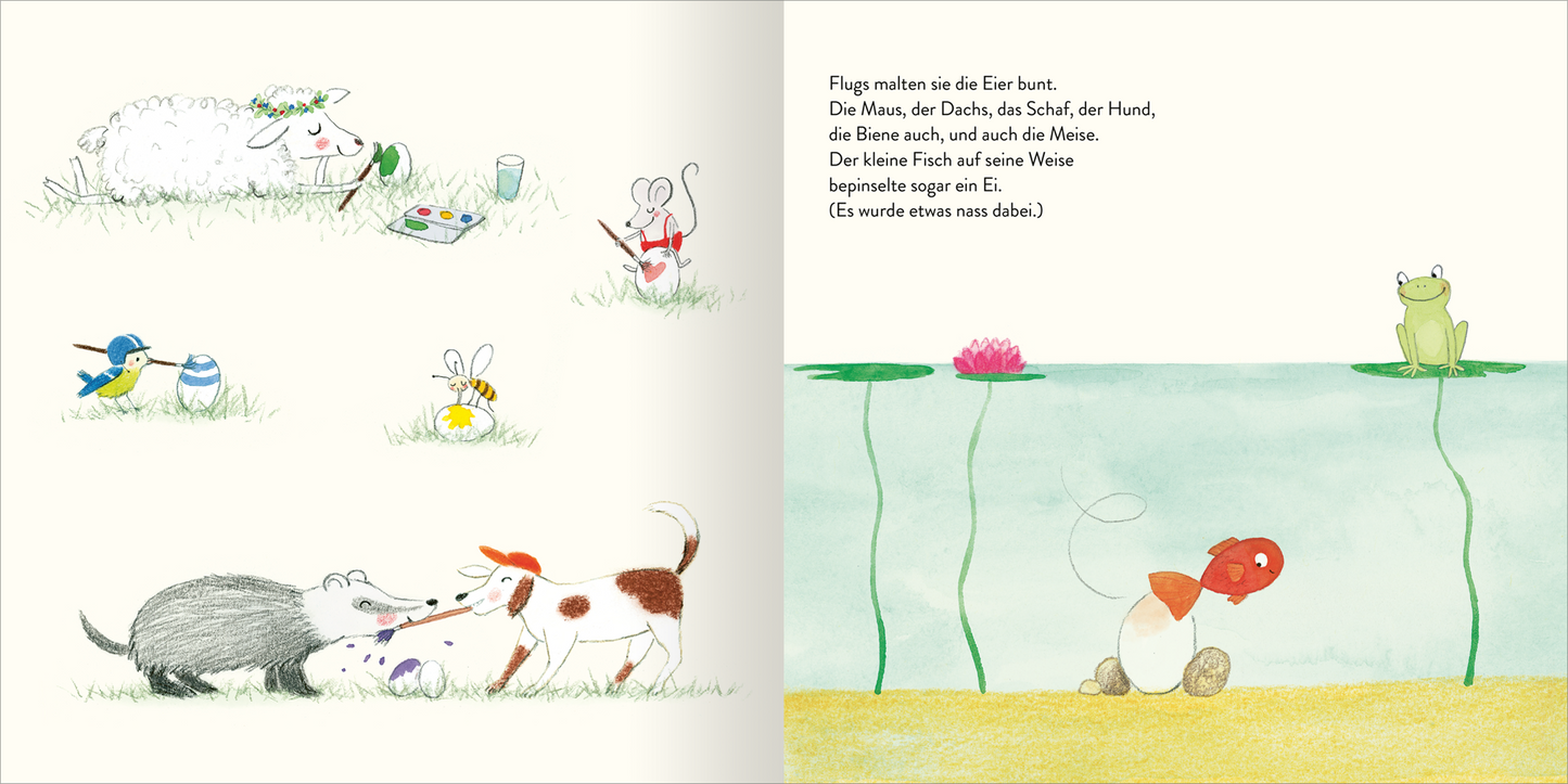 Gezeigt wird eine Innen- oder Zusatzansicht von „Osterhase Schlummernase“. Die Illustrationen zeigen verschiedene tierische Charaktere, darunter eine Maus, ein Dachs, ein Schaf, ein Hund, eine Biene und eine Meise, die zusammen Eier bunt malen. Die Farben sind fröhlich und lebhaft, mit sanften Pastelltönen. Auf der rechten Seite ist ein kleiner Fisch abgebildet, der mit einem Ei spielt. Die Schrift ist klar und gut lesbar und ergänzt die verspielte Atmosphäre der Bilder.