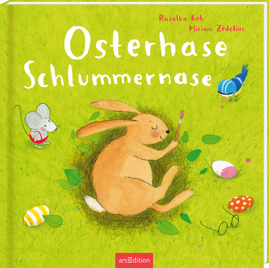 Das Cover zeigt einen niedlichen, schlafenden Hasen mit langen Ohren auf einer satten, grünen Wiese. Um ihn herum sind bunte Ostereier, kleine Pflanzen und eine zwitschernde, blaue Vogel. Links im Bild sitzt eine kleine Maus mit rotem Shirt. Die Schriftzüge „Osterhase“ und „Schlummernase“ sind in verspielter, weißer Typografie in der oberen Mitte platziert. Der Bestseller-Button mit dem Text „SPIEGEL-Bestseller“ ist am oberen rechten Rand zu sehen. Ganz unten mittig steht der...