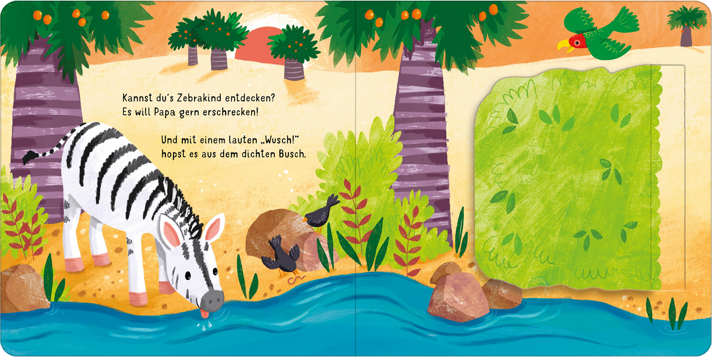 Gezeigt wird eine Innen- oder Zusatzansicht von „Klapp auf! Wo verstecken sich die wilden Tiere?“. Die Illustration zeigt ein lebhaftes Szenario am Ufer eines Flusses. Ein schwarz-weiß gestreiftes Zebra mit rosa Pfoten steht am Wasser und trinkt. Im Hintergrund sind grüne Palmen und lila-stämmige Bäume zu sehen. Rund um das Zebra sind bunte Blumen und Steine sichtbar. Auf der linken Seite befindet sich ein Text in verspielter Schrift, der die Tierentdeckung anspricht. Die Farbpalette...