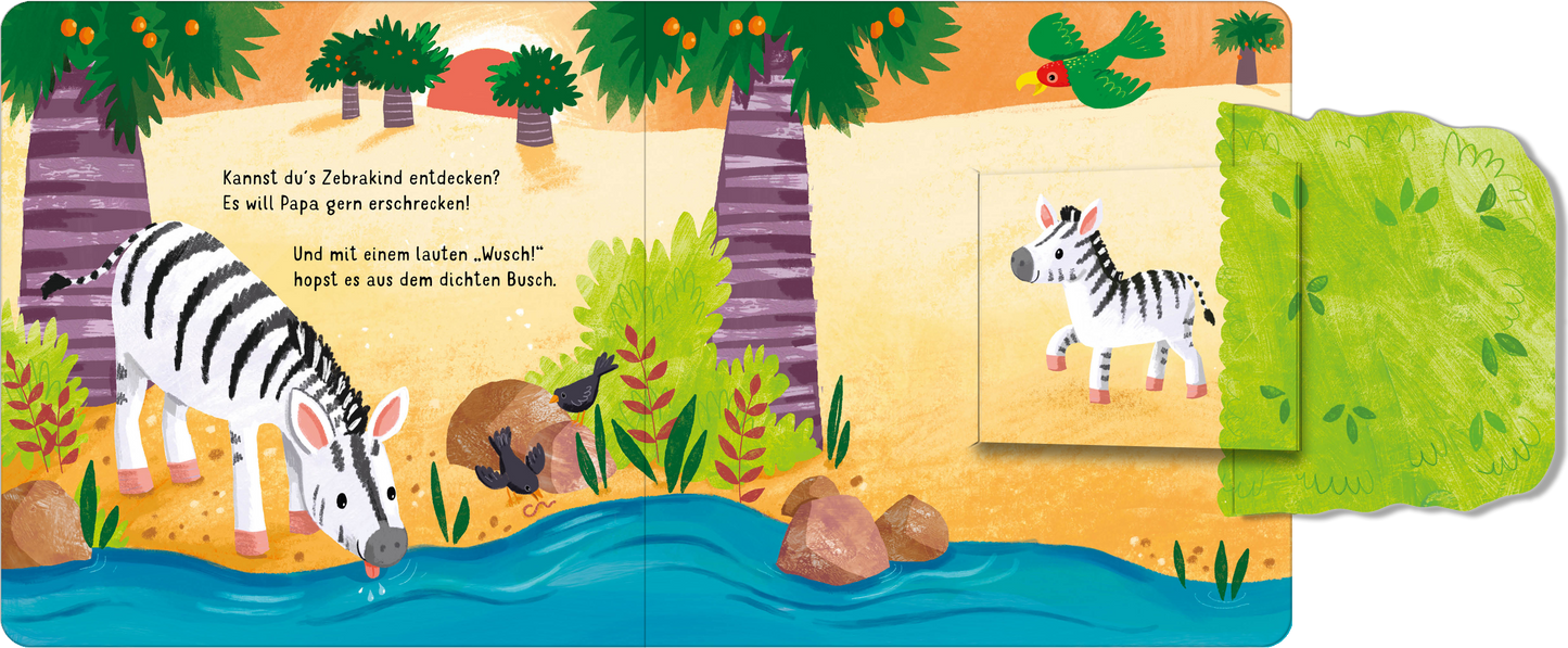 Gezeigt wird eine Innen- oder Zusatzansicht von „Klapp auf! Wo verstecken sich die wilden Tiere?“. Die Szene präsentiert ein farbenfrohes Dschungel-Setting mit einem weißen Zebra, das am Ufer eines blauen Wassers steht. Umgeben von grünen Palmen und bunten Steinen, sind verspielte Textelemente in fröhlicher, kindgerechter Schrift integriert. Ein kleiner Baumvogel und ein Tannenbaum sind ebenfalls abgebildet, die leuchtenden Farben schaffen eine einladende Atmosphäre.