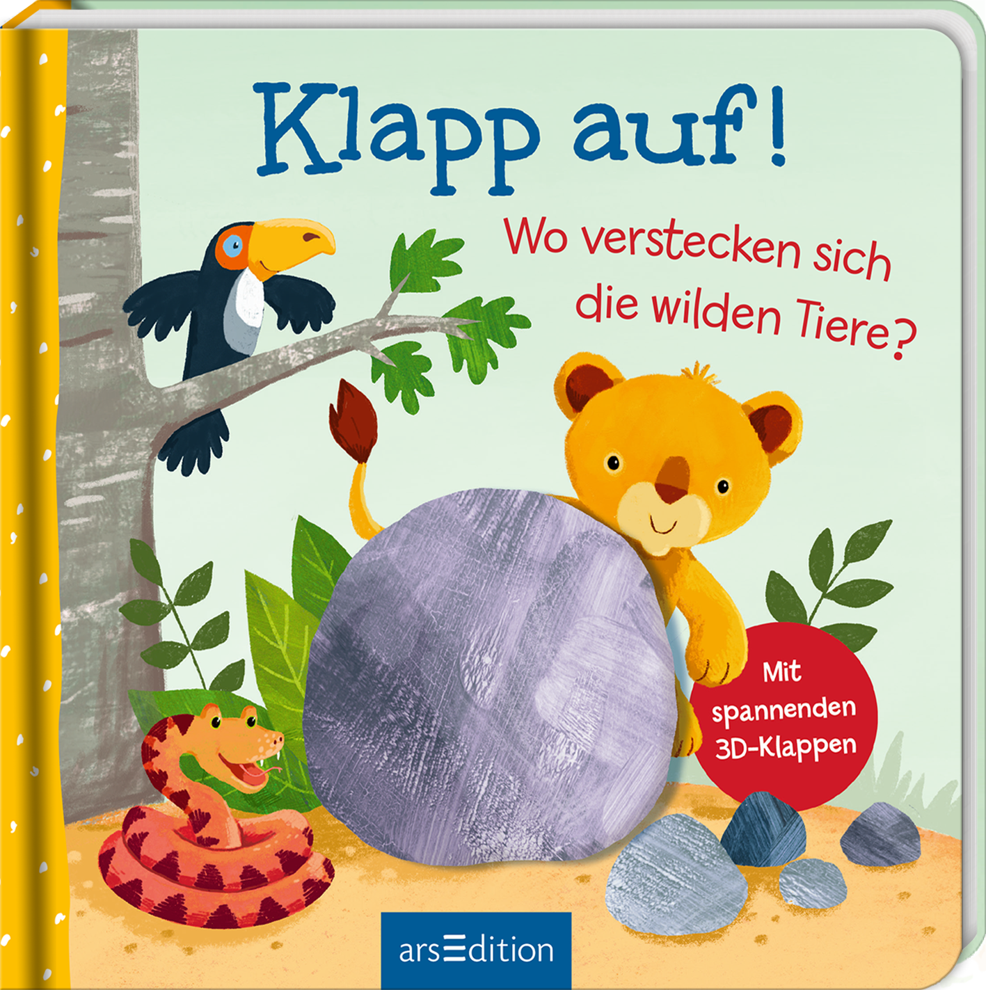 Auf dem Buchcover „Klapp auf! Wo verstecken sich die wilden Tiere?“ ist ein fröhlicher, gelber Löwe, der neugierig hinter einem großen, grauen Stein hervorschaut. Links ist ein bunter Tukan auf einem Ast zu sehen, während rechts eine schlängelnde Schlange sowie grüne Blätter die tropische Atmosphäre unterstreichen. Die verspielte Schriftart in Blau für den Titel und die rote Frage weckt Interesse. Ganz unten mittig steht der Logoschriftzug von arsEdition.