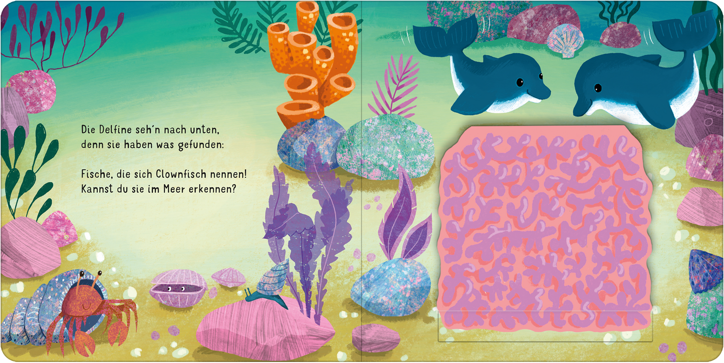 Gezeigt wird eine Innen- oder Zusatzansicht von „Klapp auf! Wo verstecken sich die Meerestiere?“. Die Illustration zeigt zwei Delfine in einem farbenfrohen Unterwasserbereich, umgeben von verschiedenen Meerespflanzen und Korallen. Dominante Farben sind Blau, Grün, Orange und Lila. Links sind ein Krebs und Muscheln abgebildet, während auf der rechten Seite eine interaktive Fläche mit einem pinken Muster für Clownfische zu sehen ist. Der Text ist in einer freundlichen, verspielten Schrift...