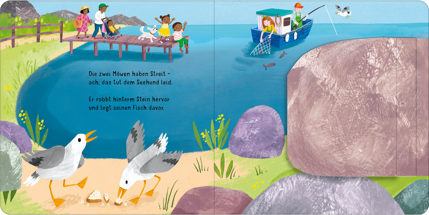 Gezeigt wird eine Innen- oder Zusatzansicht von „Klapp auf! Wo verstecken sich die Meerestiere?“. Die Illustration zeigt eine farbenfrohe Küstenlandschaft mit einem ruhigen, blauen Wasser, umgeben von grünen Wiesen und lila Steinen. Zwei Möwen laufen am Ufer, während im Hintergrund Kinder auf einem Steg sitzen und ein Fischerboot fährt. Der Text ist in einer klaren, gut lesbaren Schriftart platziert und beschreibt die Situation der Möwen. Die Farben sind lebhaft und abwechslungsreich,...