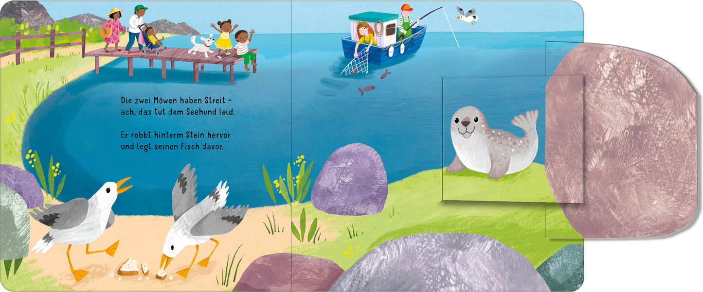 Gezeigt wird eine Innen- oder Zusatzansicht von „Klapp auf! Wo verstecken sich die Meerestiere?“. Die Szene zeigt einen lebhaften Hafen mit einer Pier, auf der Kinder mit Möwen spielen. Im Hintergrund fährt ein Boot auf dem Wasser. Die Farben sind hell und einladend, mit Blau- und Grüntönen für das Wasser und sanften Erdtönen für die Steine und den Strand. Die Typografie ist klar und kinderfreundlich, begleitet von ansprechenden Illustrationen, die die Tiere und Umgebung liebevoll...