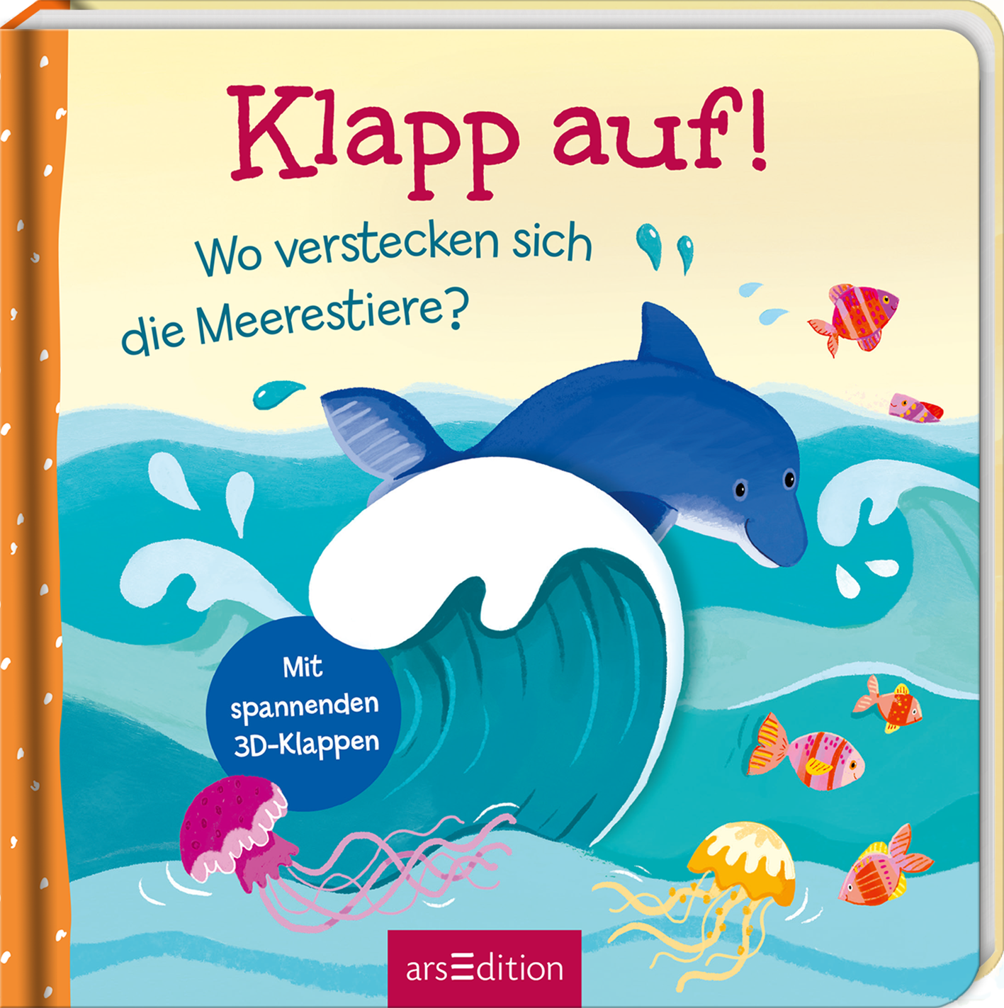 Das Buchcover zeigt einen fröhlichen, blauen Delfin, der aus einer großen, schaumigen Welle springt. Hintergrund in sanften Blau- und Türkistönen, die das Meer darstellen, ergänzt durch bunte Fische und Wasserplätschern. Der Titel „Klapp auf! Wo verstecken sich die Meerestiere?“ erscheint in lebhaften, rot-violetten Buchstaben. Ein blauer Kreis mit dem Text „Mit spannenden 3D-Klappen“ hebt sich hervor. Ganz unten mittig steht der Logoschriftzug von arsEdition.