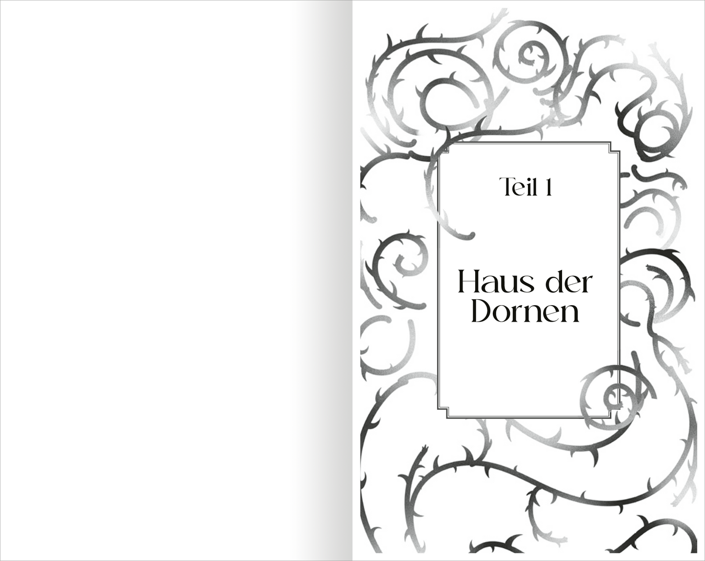Gezeigt wird eine Innen- oder Zusatzansicht von „The North Wind – Reich aus Eis und Schatten“. Die Seite zeigt einen eleganten, weißen Hintergrund mit filigranen, schwarz-weißen Dornenornamenten, die sich um den Text winden. Der Titel „Haus der Dornen“ steht in klarer, eleganter Schwarzer Schrift im Zentrum, während der Hinweis „Teil I“ dezent darüber platziert ist. Die Gestaltung vermittelt eine mystische und geheimnisvolle Atmosphäre.