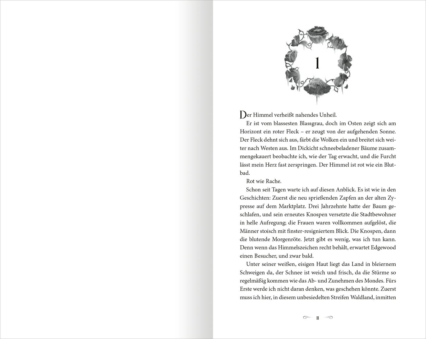 Gezeigt wird eine Innenansicht von „The North Wind – Reich aus Eis und Schatten“. Die Seite zeigt einen weißen Hintergrund mit linksseitigem Text in schwarzer Serifenschrift, der sich fließend über die Seite verteilt. Oben ist ein ornamental gestalteter Anfangsbuchstabe zu sehen, umrahmt von dekorativen Elementen. Diese sind in einem sanften Grau gehalten, was eine harmonische Verbindung zur Schrift bildet. Insgesamt vermittelt die Gestaltung eine klare und ansprechende Lesbarkeit.