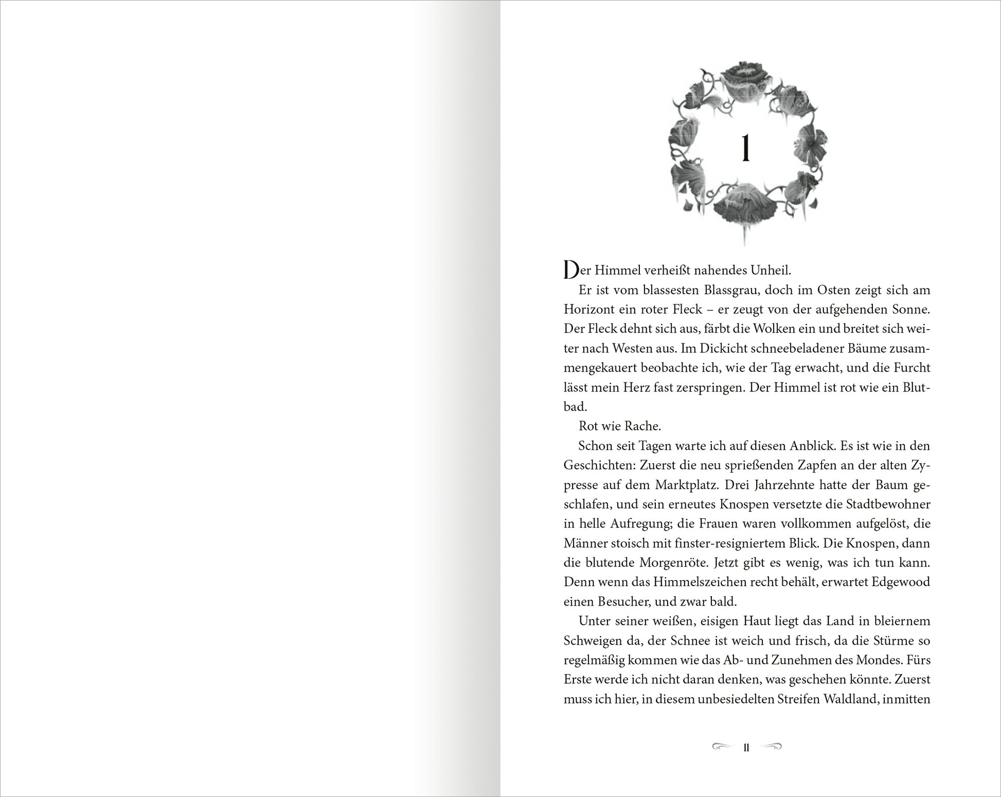 Gezeigt wird eine Innenansicht von „The North Wind – Reich aus Eis und Schatten“. Die Seite zeigt einen weißen Hintergrund mit linksseitigem Text in schwarzer Serifenschrift, der sich fließend über die Seite verteilt. Oben ist ein ornamental gestalteter Anfangsbuchstabe zu sehen, umrahmt von dekorativen Elementen. Diese sind in einem sanften Grau gehalten, was eine harmonische Verbindung zur Schrift bildet. Insgesamt vermittelt die Gestaltung eine klare und ansprechende Lesbarkeit.