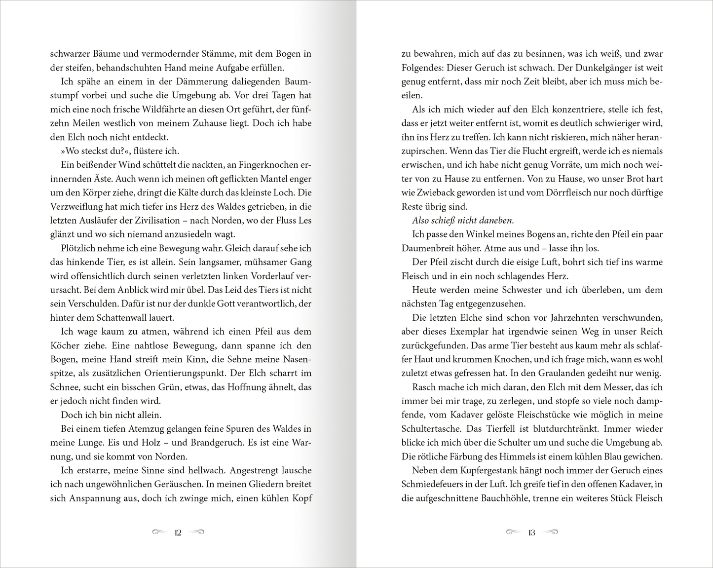 Gezeigt wird eine Innen- oder Zusatzansicht von „The North Wind – Reich aus Eis und Schatten“. Die Doppelseite präsentiert einen gut lesbaren, serifenlosen Schriftsatz in Schwarz auf hellem Hintergrund, der die Lesbarkeit unterstützt. Die Seiten sind visuell ausgewogen gestaltet, mit einem großzügigen Zeilenabstand. Der Text beschreibt eine geheimnisvolle, naturverbundene Atmosphäre, akzentuiert durch kurvenreiche Sätze, die die Stimmung und Umgebung einfangen. Stilistisch wird eine...