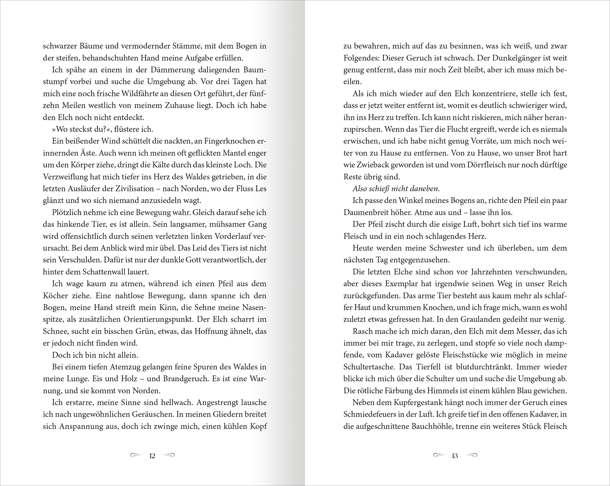 Gezeigt wird eine Innen- oder Zusatzansicht von „The North Wind – Reich aus Eis und Schatten“. Die Doppelseite präsentiert einen gut lesbaren, serifenlosen Schriftsatz in Schwarz auf hellem Hintergrund, der die Lesbarkeit unterstützt. Die Seiten sind visuell ausgewogen gestaltet, mit einem großzügigen Zeilenabstand. Der Text beschreibt eine geheimnisvolle, naturverbundene Atmosphäre, akzentuiert durch kurvenreiche Sätze, die die Stimmung und Umgebung einfangen. Stilistisch wird eine...