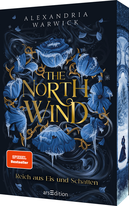 Das Buchcover zeigt eine mystische, dunkle Szenerie mit einer überwiegend blauen Farbpalette. In der Mitte steht der Titel „THE NORTH WIND“ in eleganter, goldener Schrift, umgeben von stilisierten blauen Blumen und Schneeflocken, die eine geheimnisvolle Atmosphäre schaffen. Im unteren linken Bereich befindet sich ein roter Button mit dem Text „SPIEGEL Bestseller“. Ganz unten mittig steht der Logoschriftzug von arsEdition.