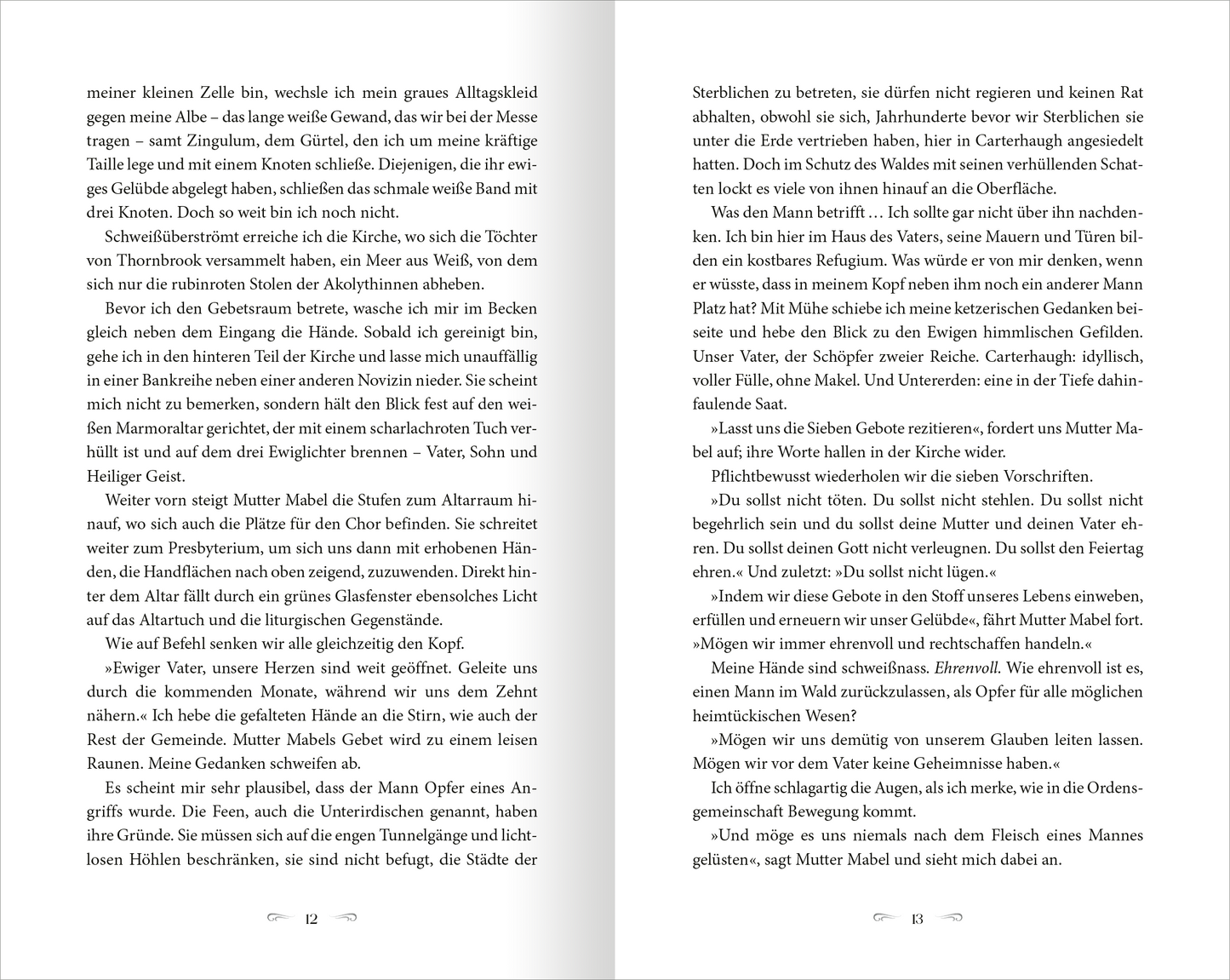 Gezeigt wird eine Innen- oder Zusatzansicht von „The West Wind – Reich aus Licht und Dornen“. Die Doppelseite zeigt fließenden, handgeschriebenen Text in einer klaren, gut lesbaren Serifenschrift. Der Hintergrund ist weiß, was die Lesbarkeit unterstützt. Einige Absätze sind durch größere Abstände voneinander getrennt. Die Seiten wirken durch die Anordnung der Texte ansprechend und einladend, während die klare Typografie den Fokus auf den Inhalt lenkt.