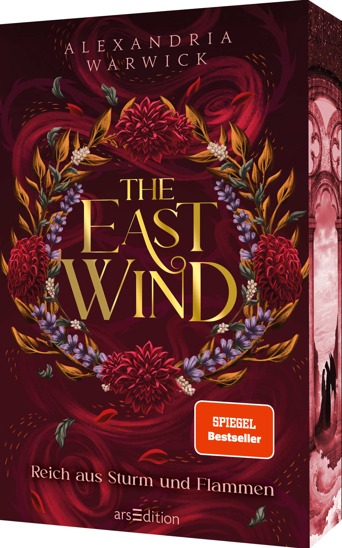 Das Cover ist dunkelrot und zeigt zentral einen opulenten Kranz aus roten und lila Blüten sowie goldenen Blättern. Mittig steht der Titel „THE EAST WIND“ in goldenen Buchstaben, darüber der Name der Autorin Alexandria Warwick. Der Untertitel „Reich aus Sturm und Flammen“ steht am unteren Rand in kleinerer Schrift. Unten rechts befindet sich ein orangefarbener Button mit dem Text „SPIEGEL Bestseller“. Ganz unten mittig steht der Logoschriftzug von arsEdition.