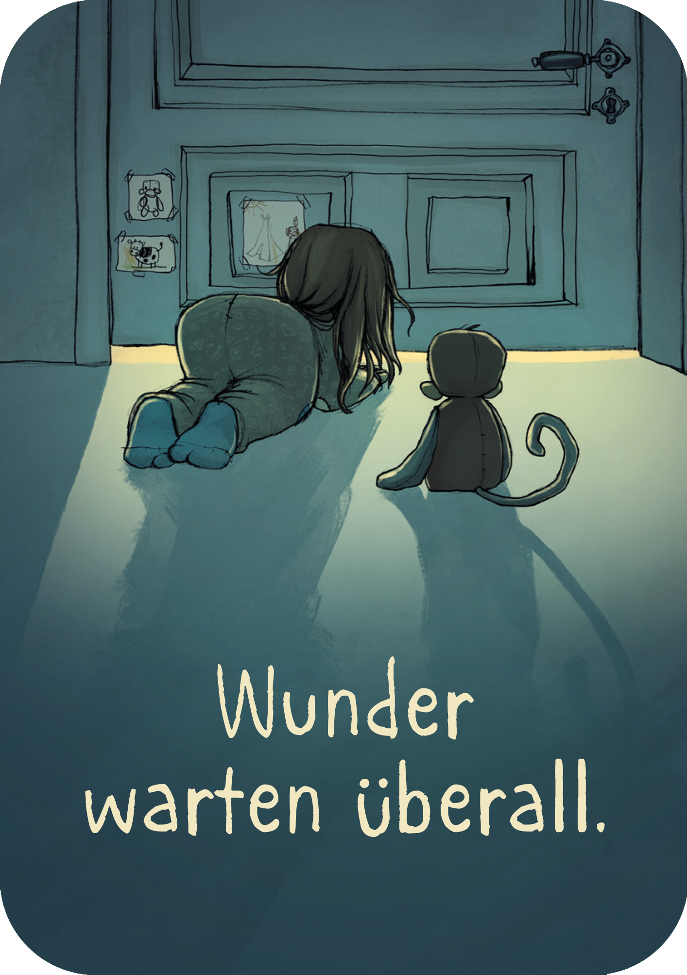 Gezeigt wird eine Innenansicht von „Anouk – Mutmachkarten“. Die Illustration zeigt ein Kind und einen kleinen Kuscheltieraffen, die vor einer Tür sitzen. Es ist dunkel und unter der Tür schimmert Licht hervor. Unten auf der Karte steht „Wunder warten überall.“.
